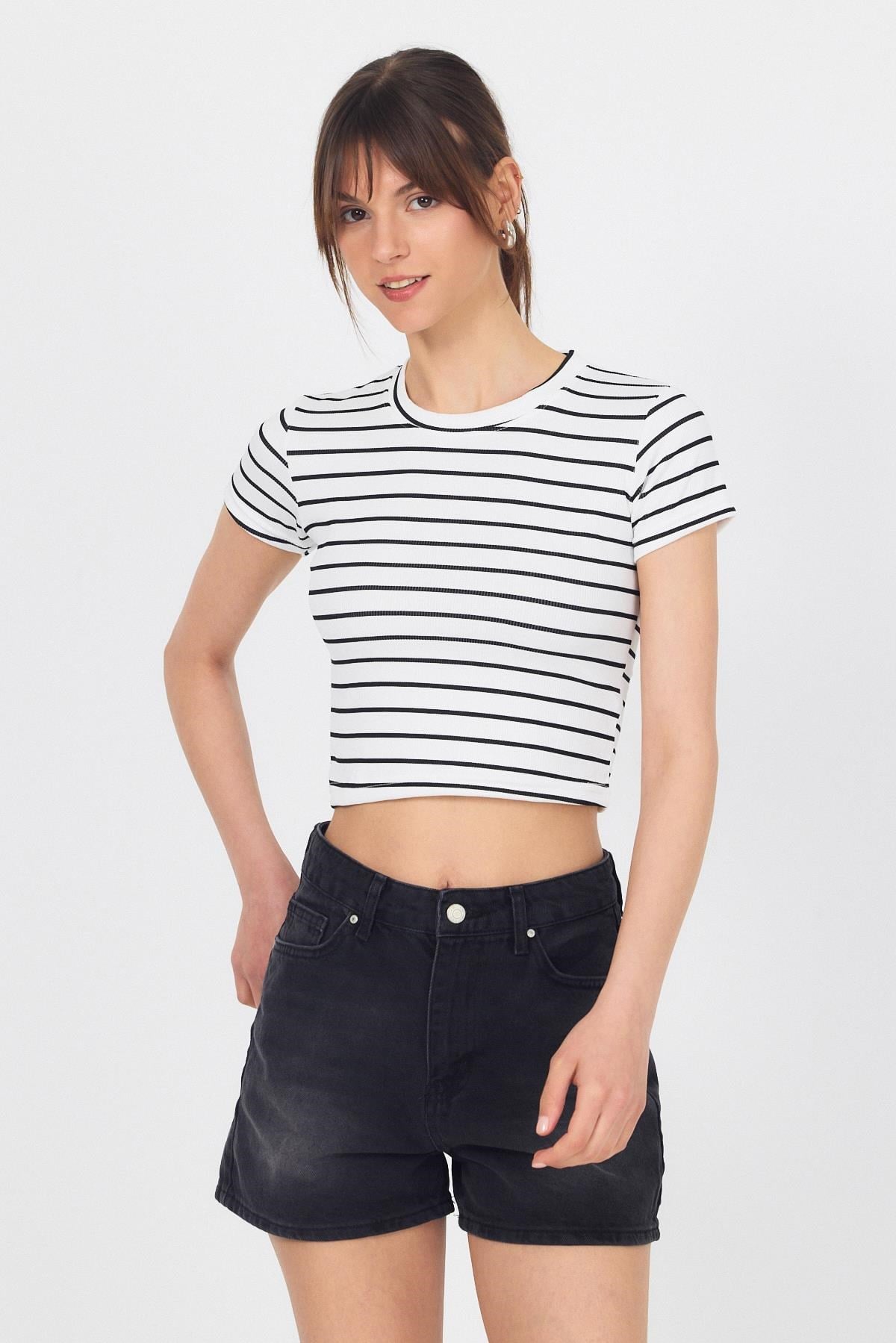 Beyaz Bisiklet Yaka Çizgili Crop Tişört 2147