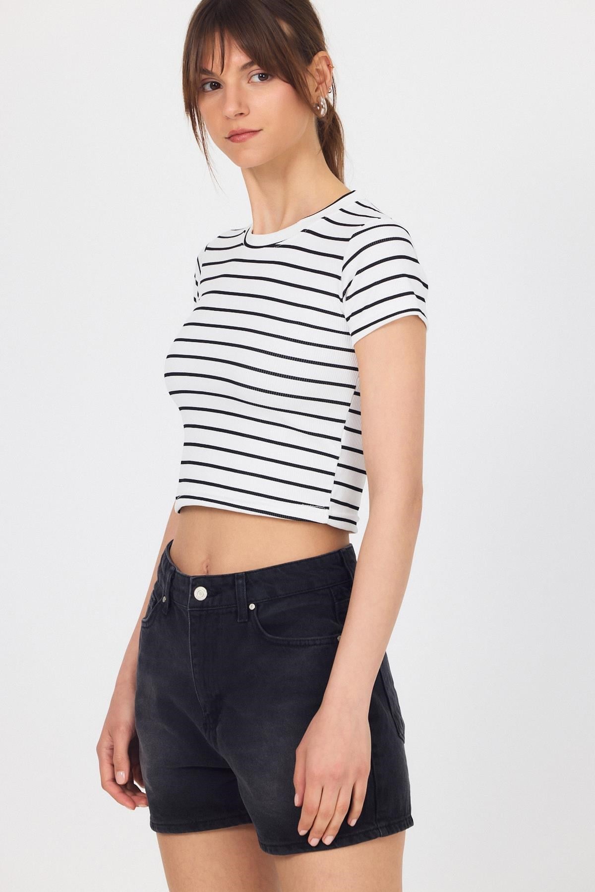 Beyaz Bisiklet Yaka Çizgili Crop Tişört 2147