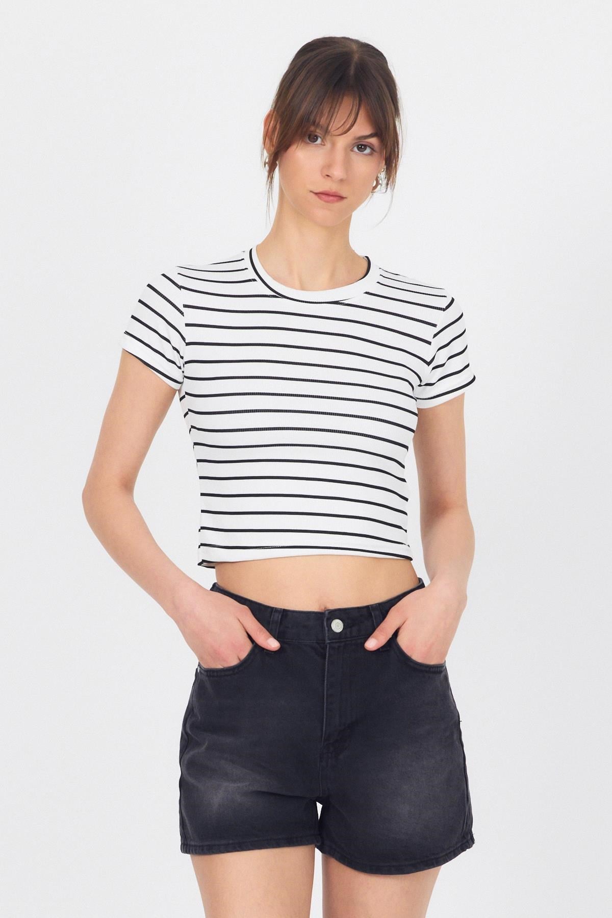 Beyaz Bisiklet Yaka Çizgili Crop Tişört 2147