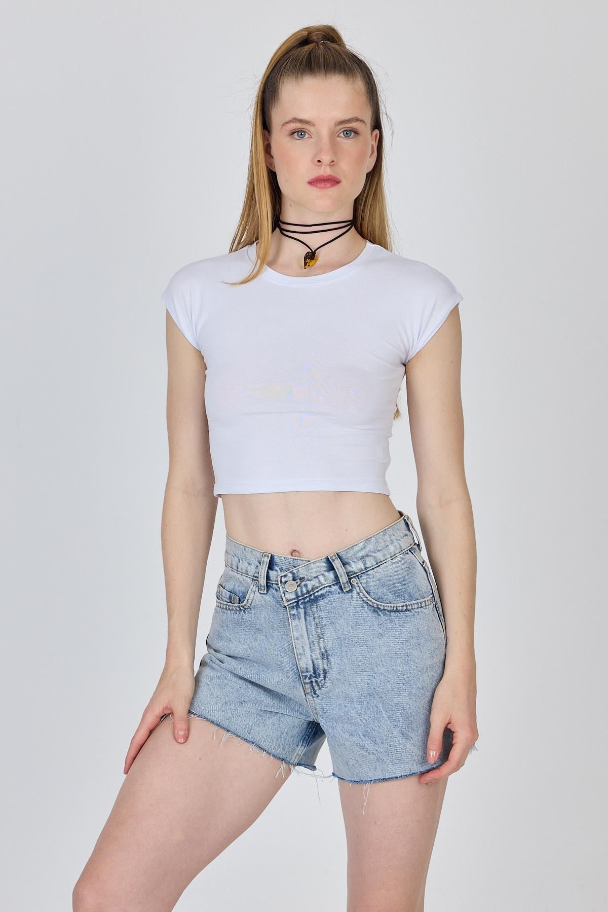 Beyaz Bisiklet Yaka Pamuklu Slim Fit Crop Tişört 9199M