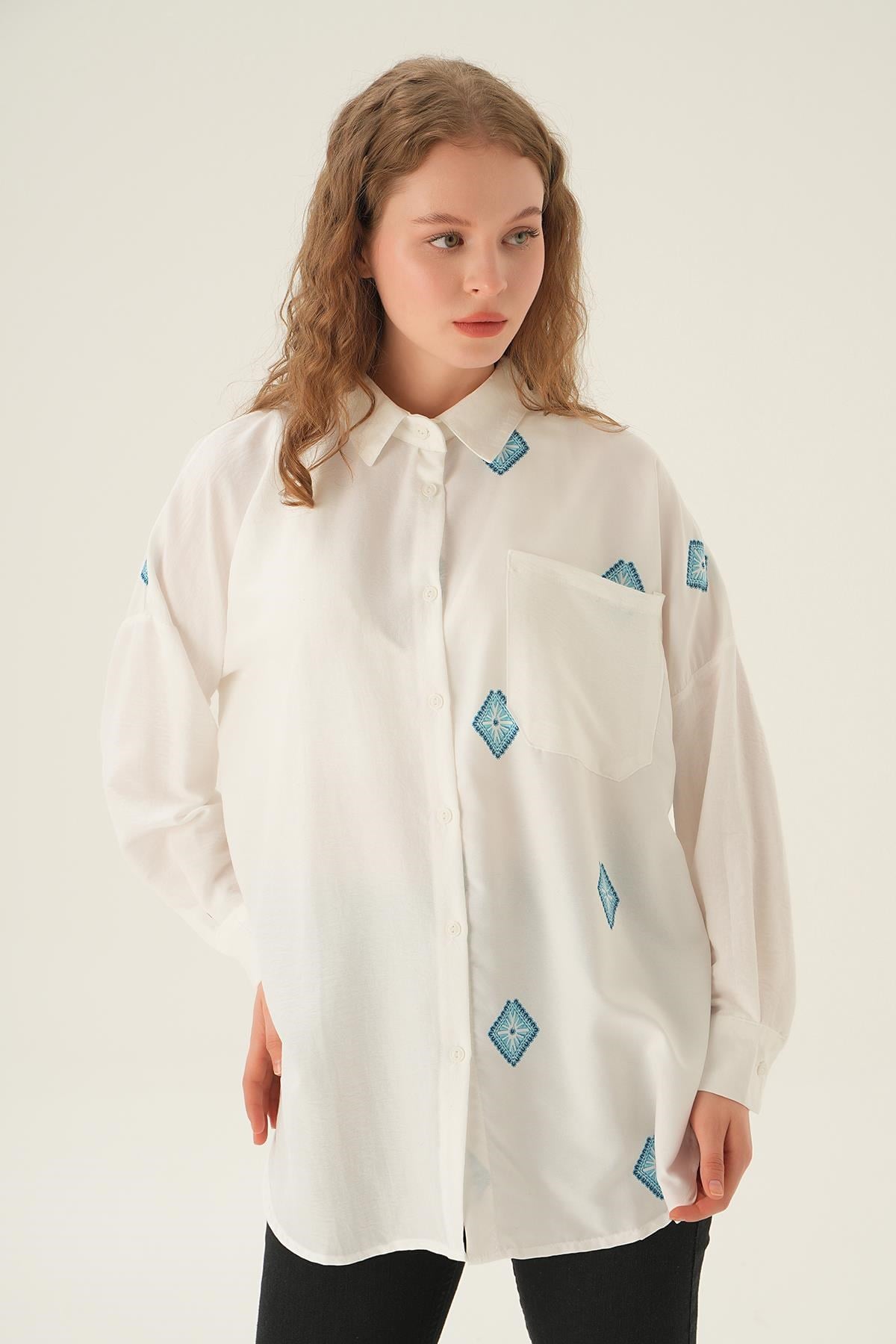 Beyaz Cepli Oversize Nakış Detay Gömlek 71481