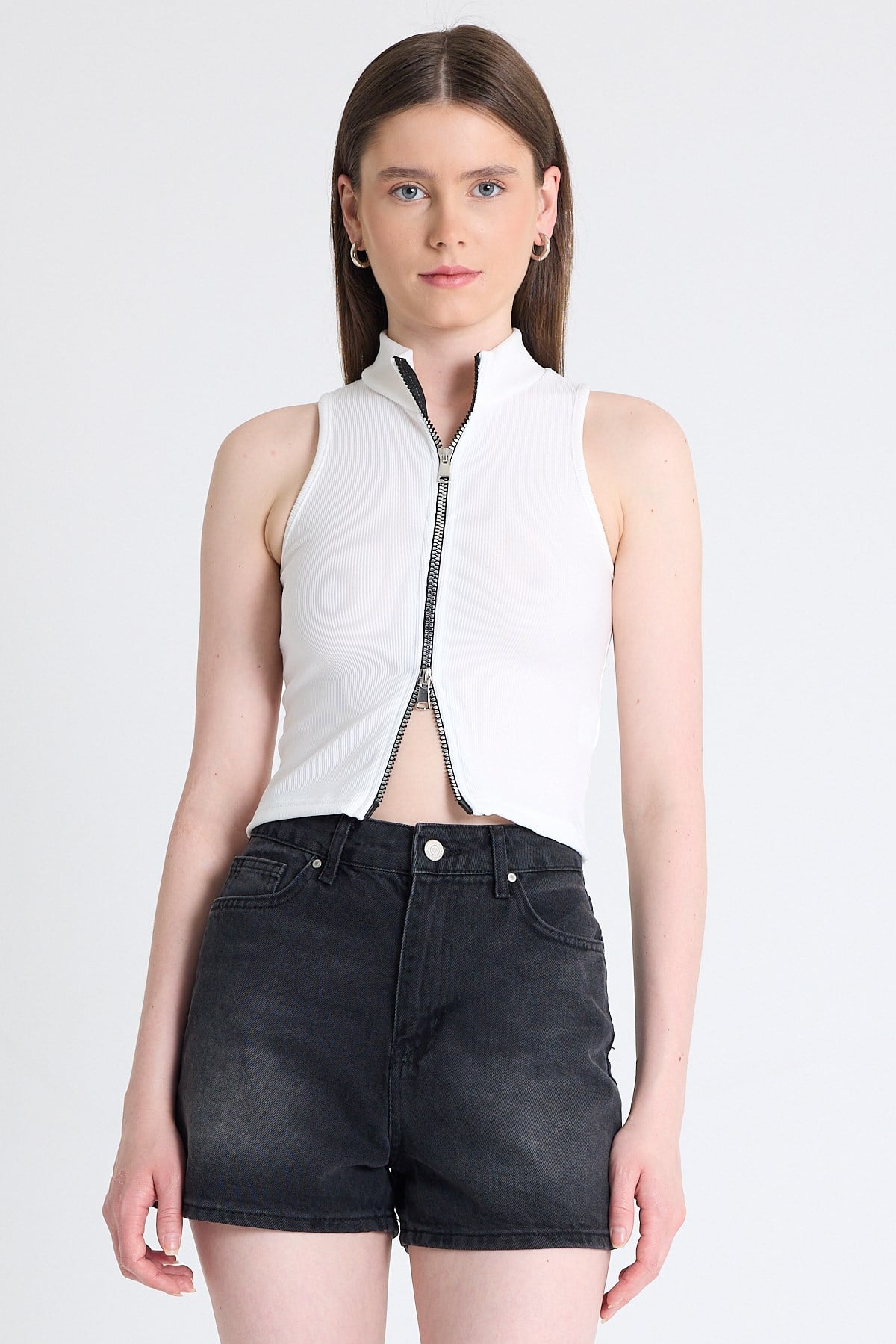 Beyaz Fermuar Detaylı Kolsuz Crop Bluz 2226