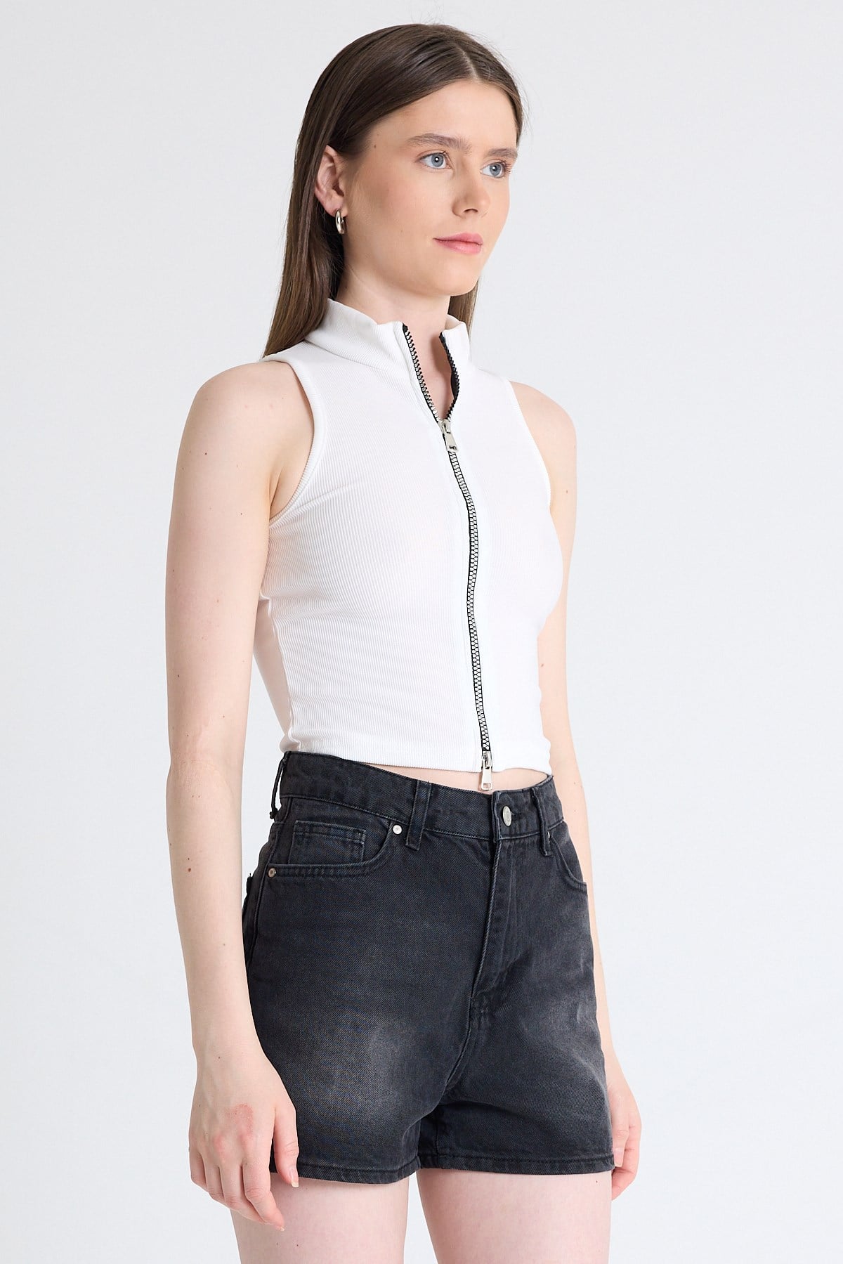 Beyaz Fermuar Detaylı Kolsuz Crop Bluz 2226