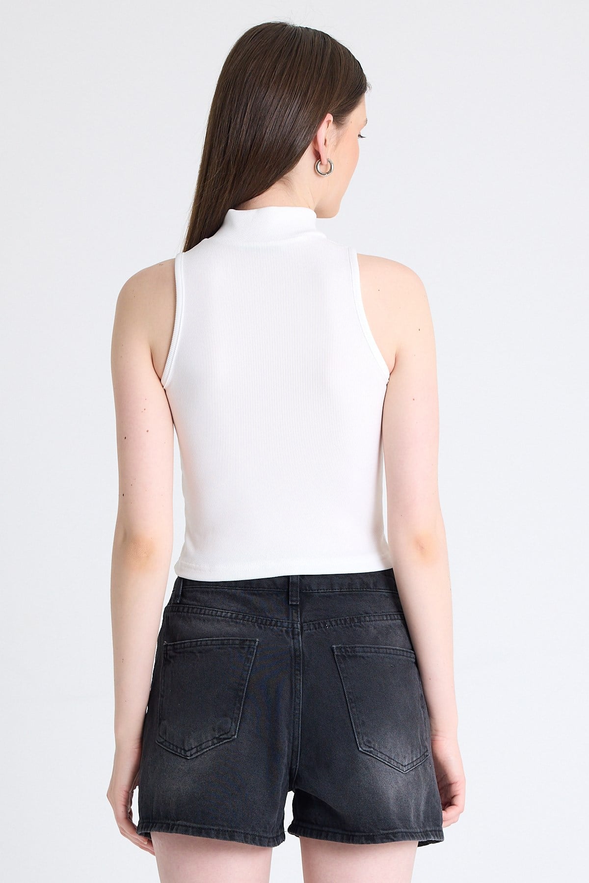 Beyaz Fermuar Detaylı Kolsuz Crop Bluz 2226