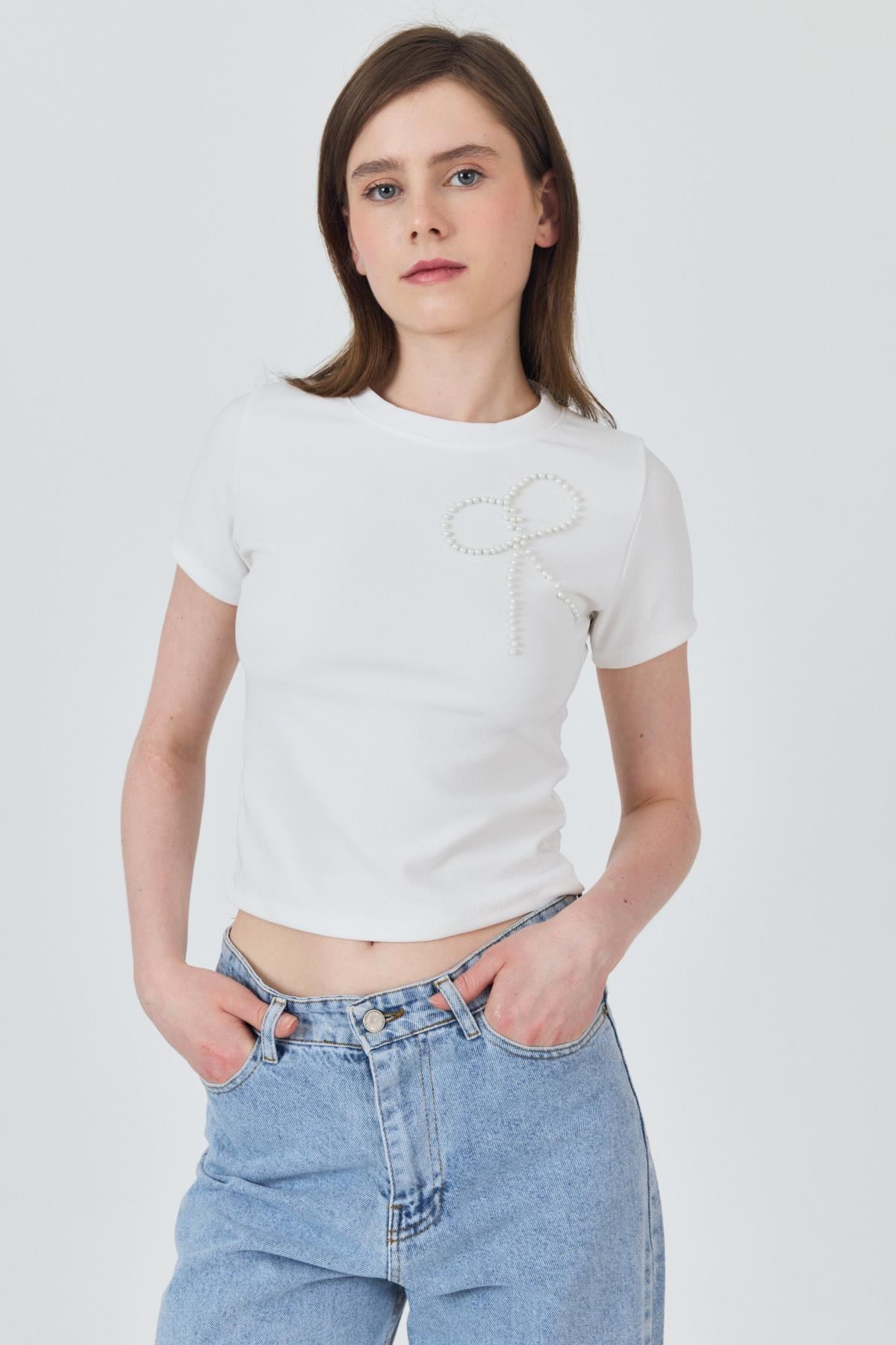Beyaz İnci Kurdele İşlemeli Crop Slim Fit Tişört 2229