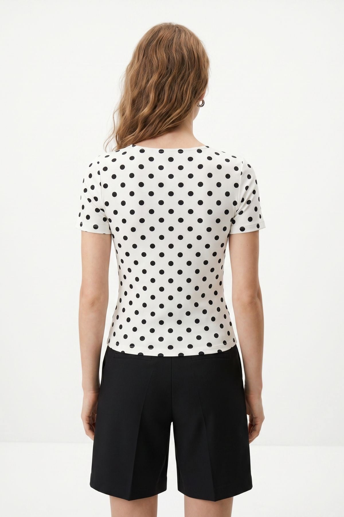 Beyaz Kare Yaka Dantel Detaylı Puantiyeli Crop Bluz 089