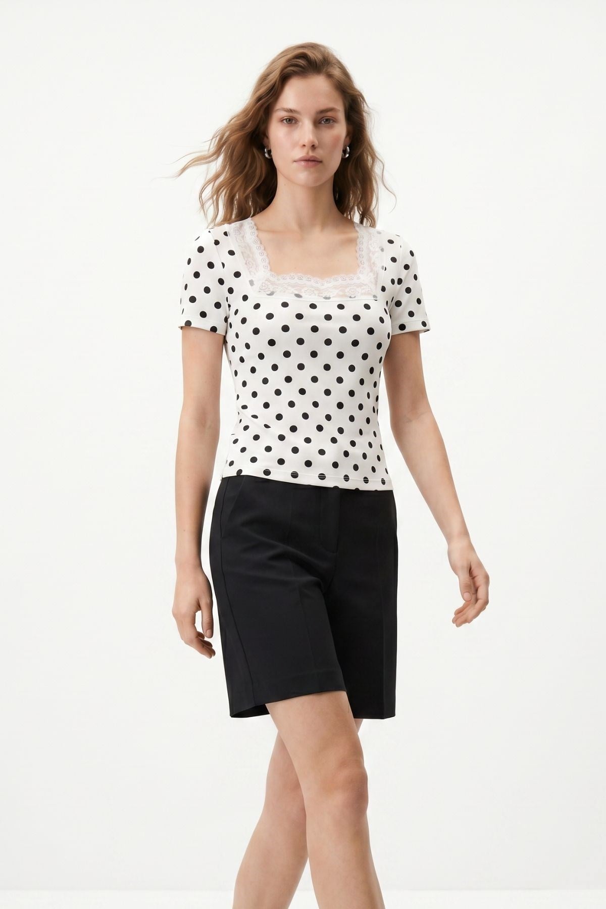 Beyaz Kare Yaka Dantel Detaylı Puantiyeli Crop Bluz 089