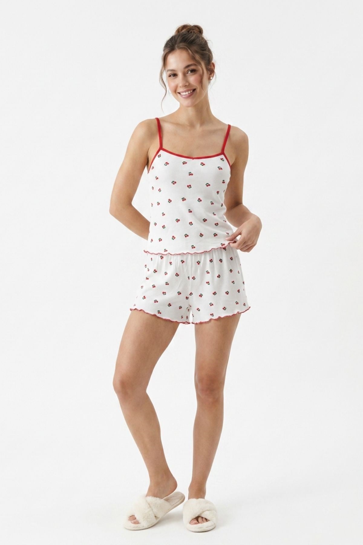Beyaz Kiraz Desen Askılı Şortlu Pijama Takımı 3302