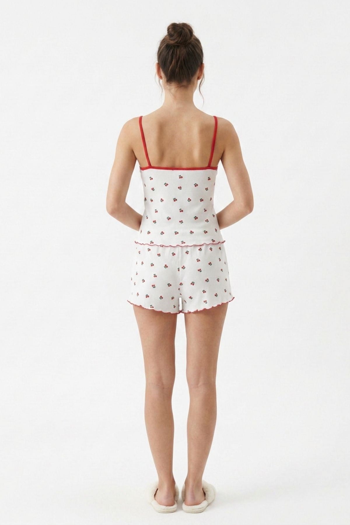 Beyaz Kiraz Desen Askılı Şortlu Pijama Takımı 3302