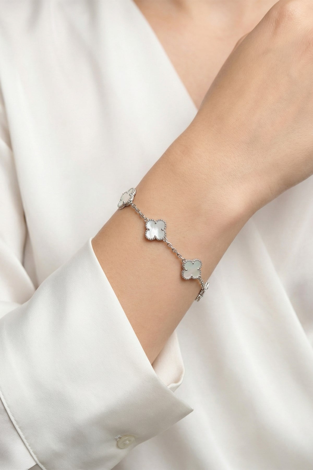 Beyaz Küçük Yonca Figürlü Silver Renk Bileklik 0130