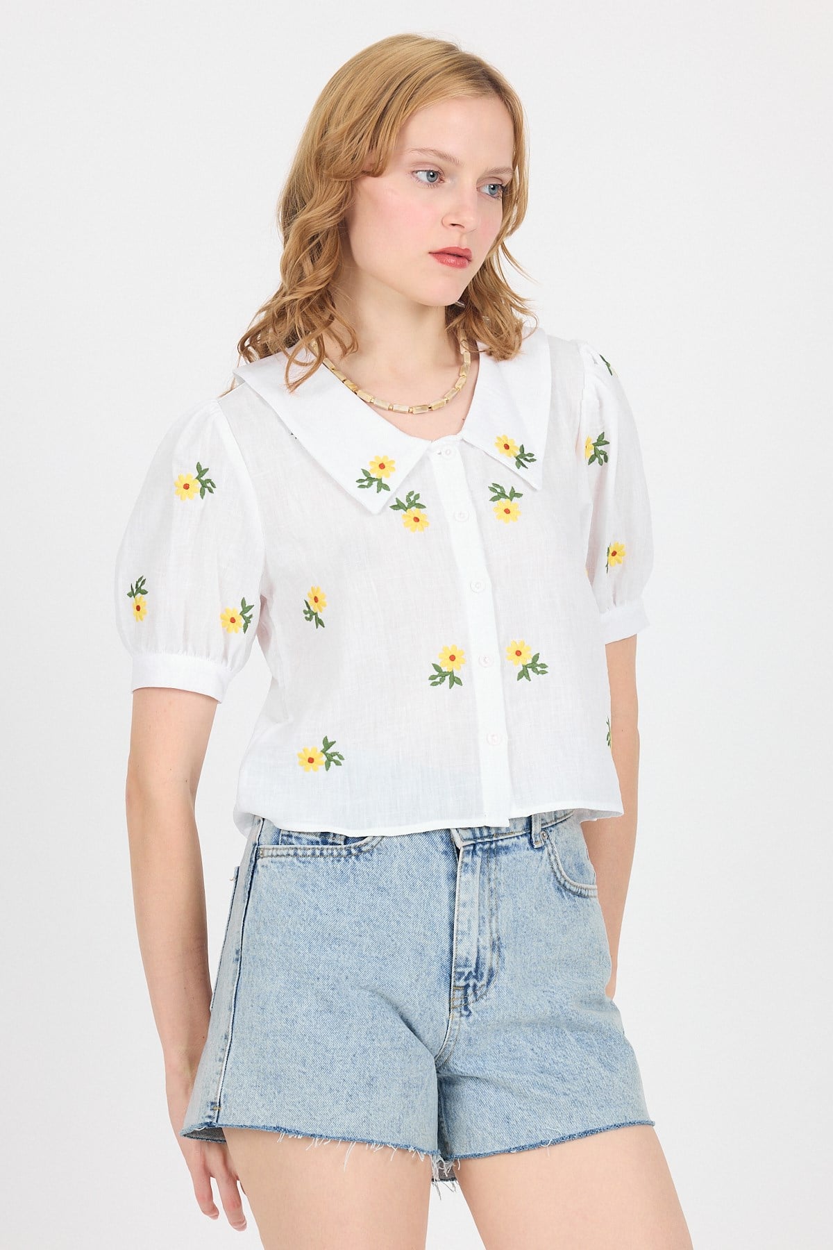 Beyaz Papatya İşlemeli Bebe Yaka %100 Pamuk Müslin Gömlek Bluz 0391