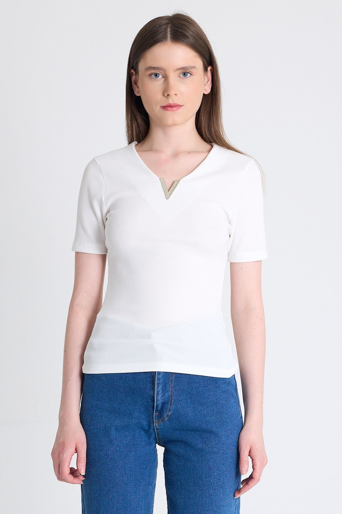 Beyaz V Yaka Aksesuar Detaylı Slim Fit Tişört 9206M