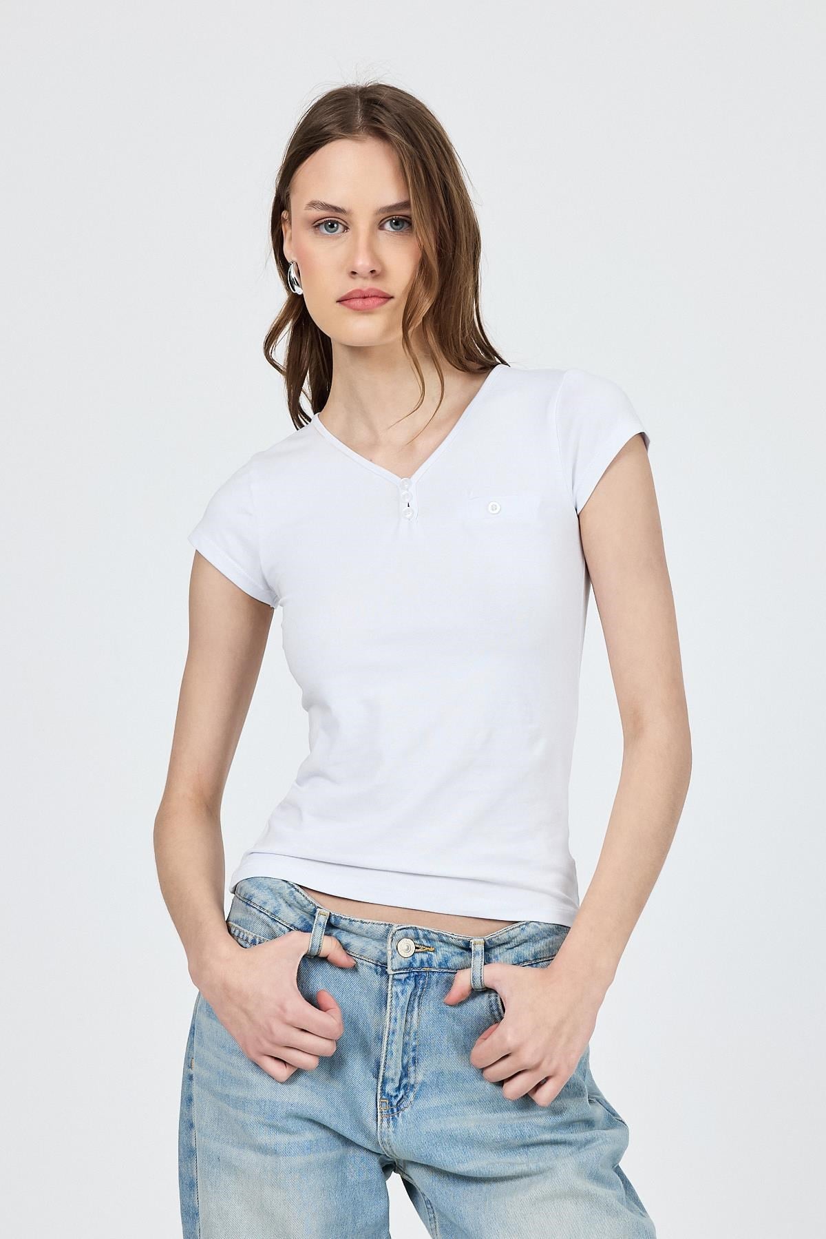 Beyaz V Yaka Düğmeli Cep Detaylı Slim Fit Tişört 2213