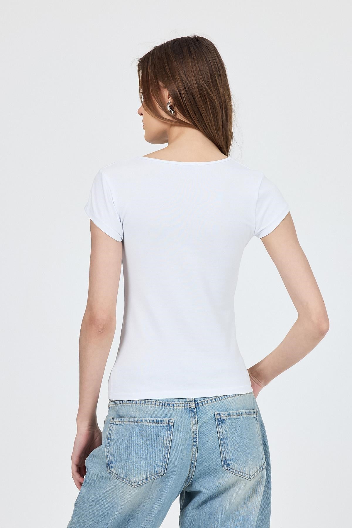 Beyaz V Yaka Düğmeli Cep Detaylı Slim Fit Tişört 2213