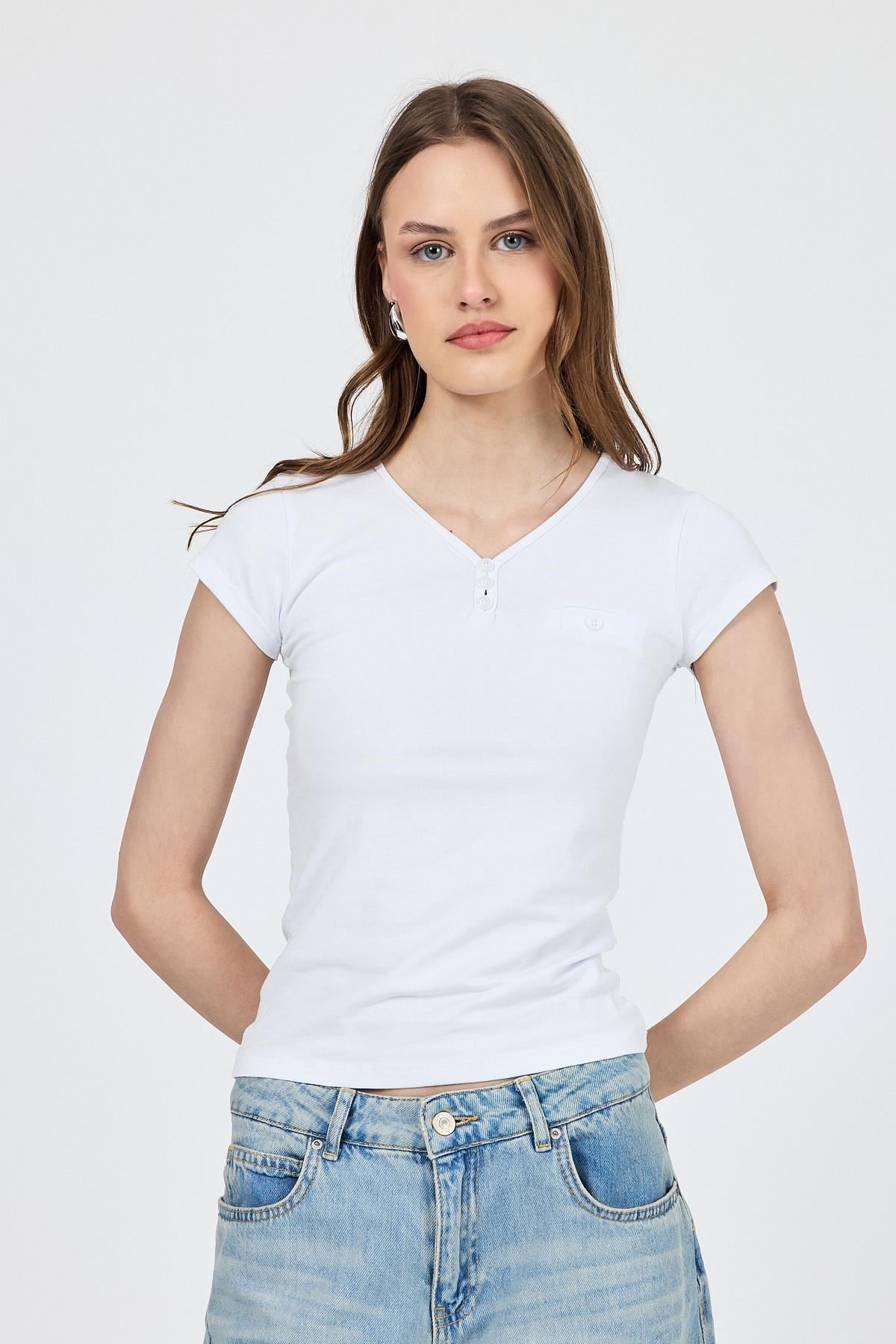 Beyaz V Yaka Düğmeli Cep Detaylı Slim Fit Tişört 2213
