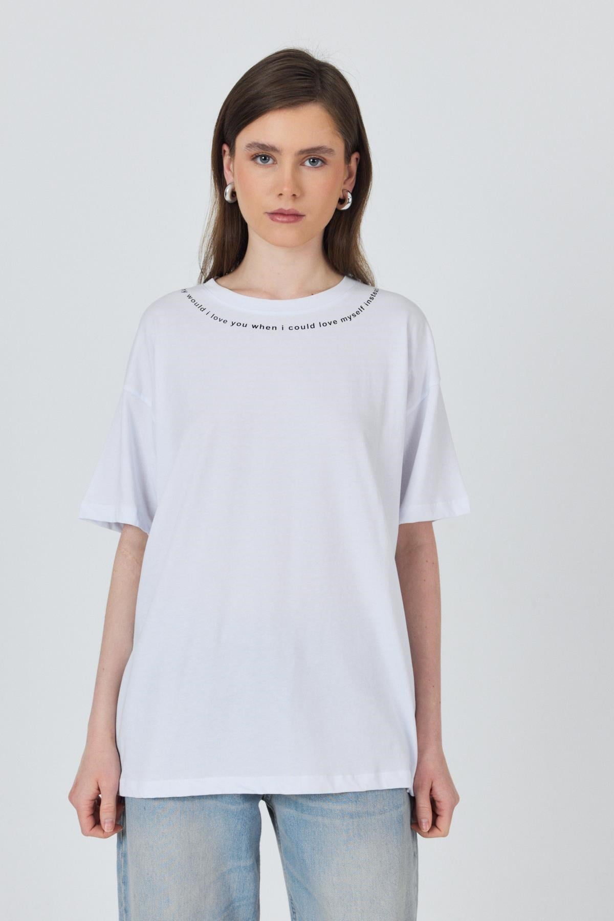 Beyaz Yaka Yazı Baskılı Oversize Pamuklu Tişört 2150-34M