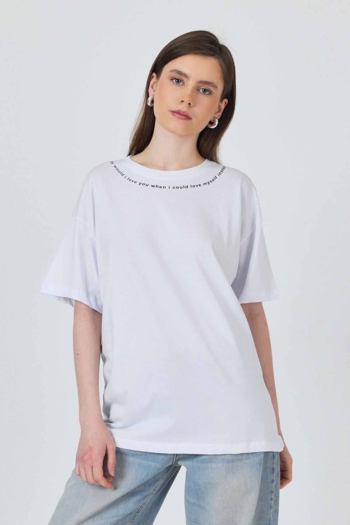 Beyaz Yaka Yazı Baskılı Oversize Pamuklu Tişört 2150-34M