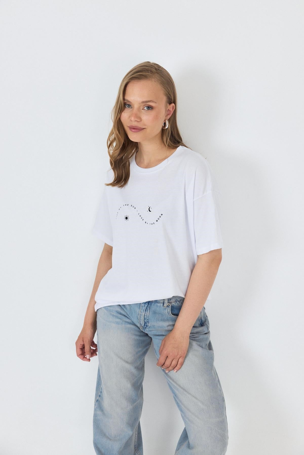 Beyaz Yazı Baskılı Oversize Pamuklu Tişört 2150-32M
