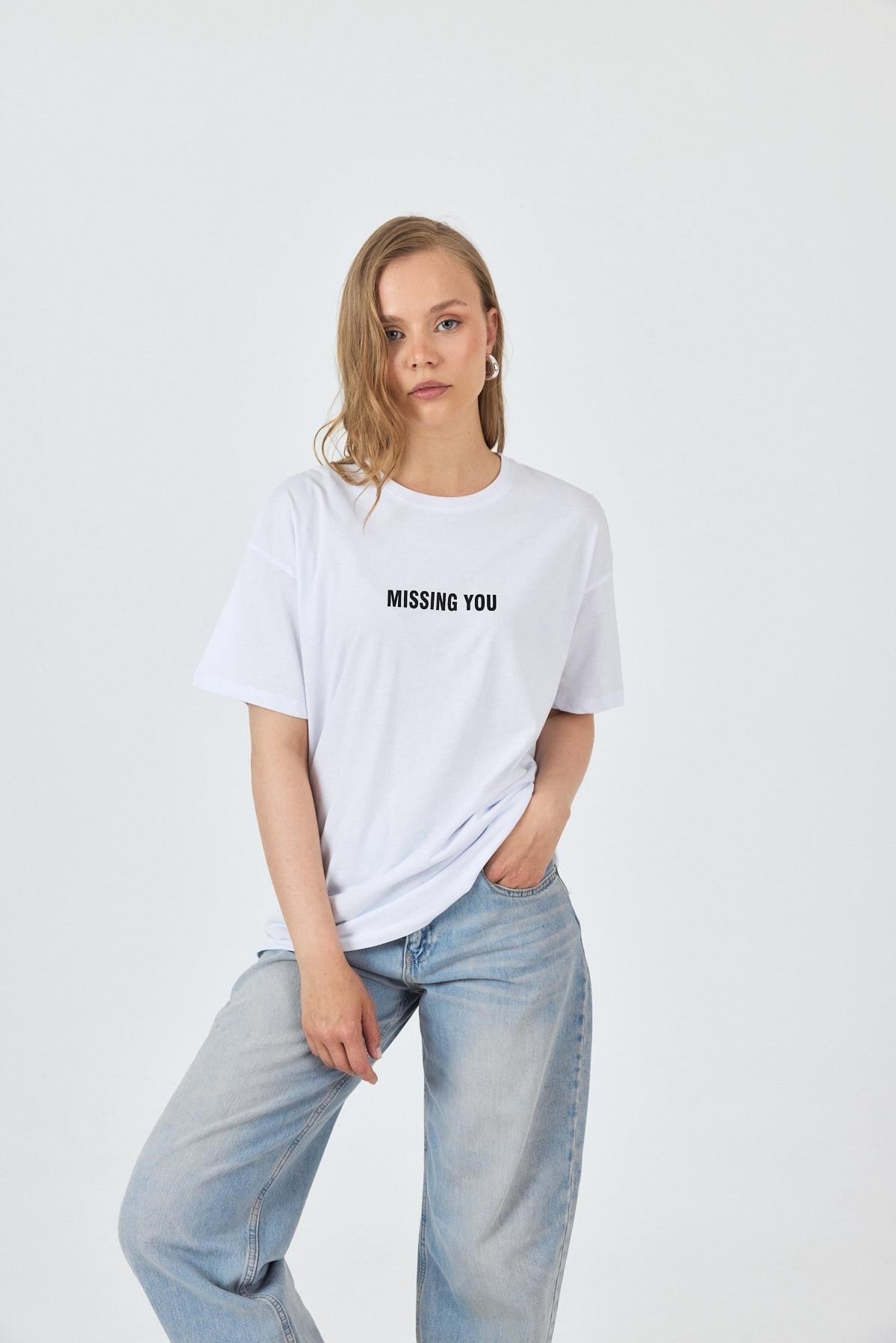 Beyaz Yazı Baskılı Pamuklu Oversize Tişört 2150-6M