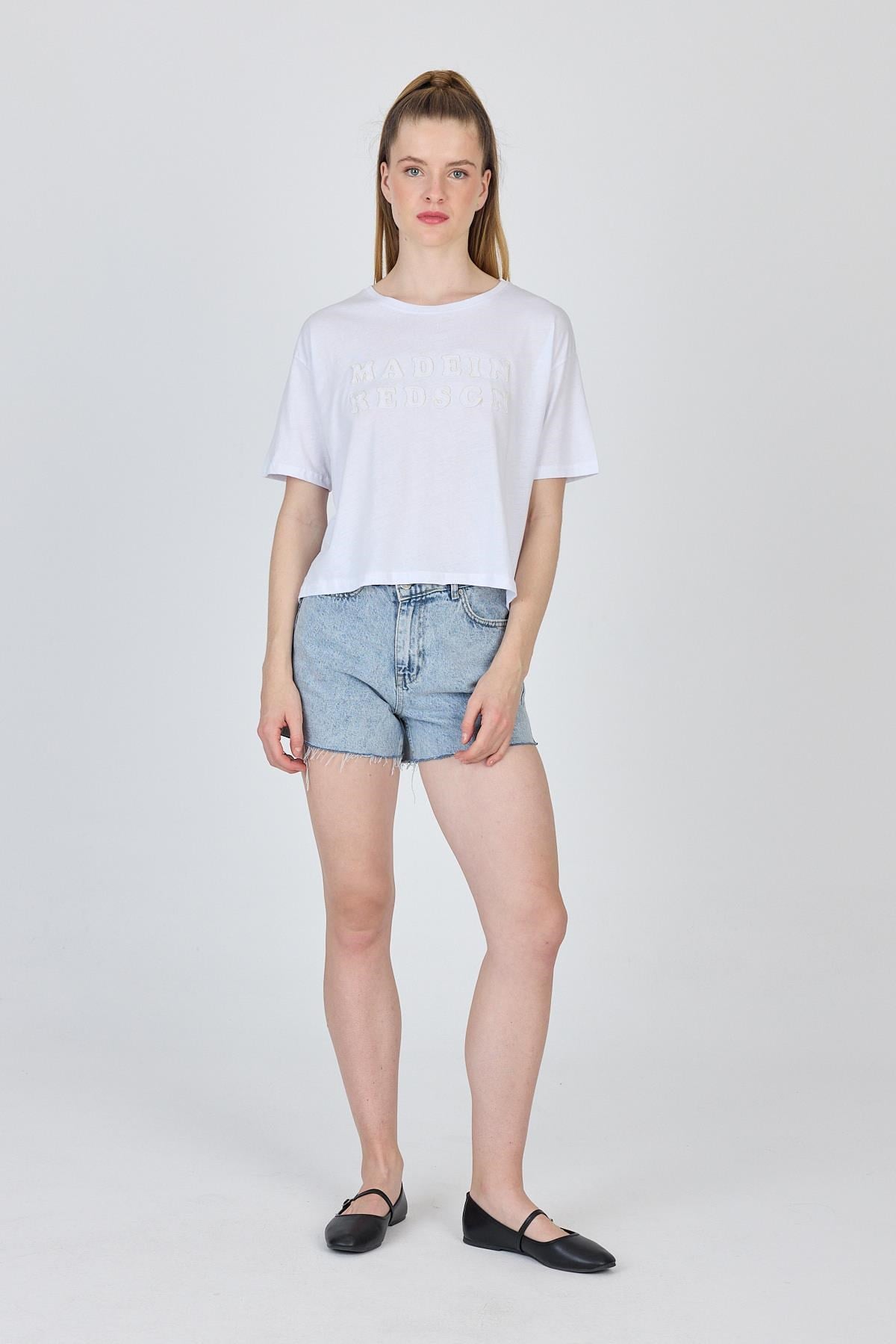 Beyaz Yazı Nakışlı Crop Tişört 25259