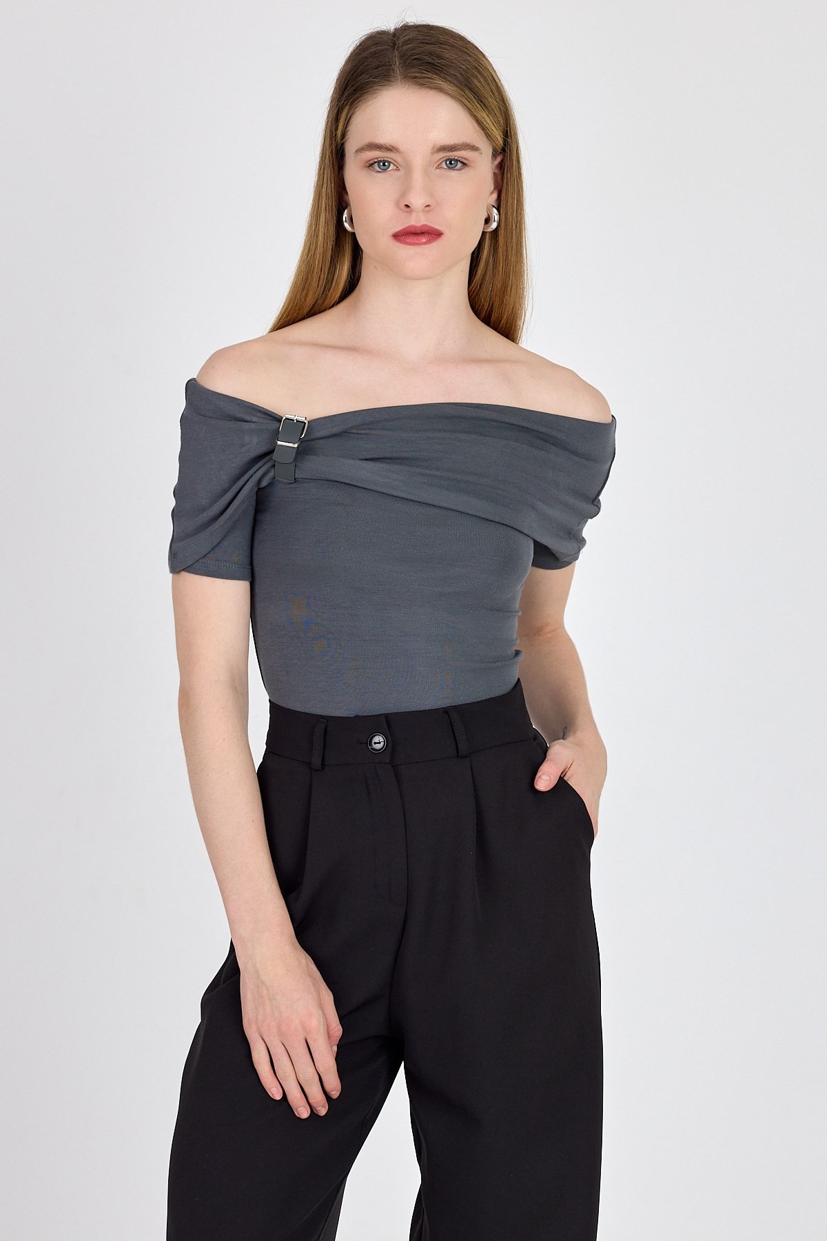 Bluz-Antrasit Viskoz/Yumuşak Kumaş  Madonna Yaka Toka Detaylı Bluz 1475-rulem