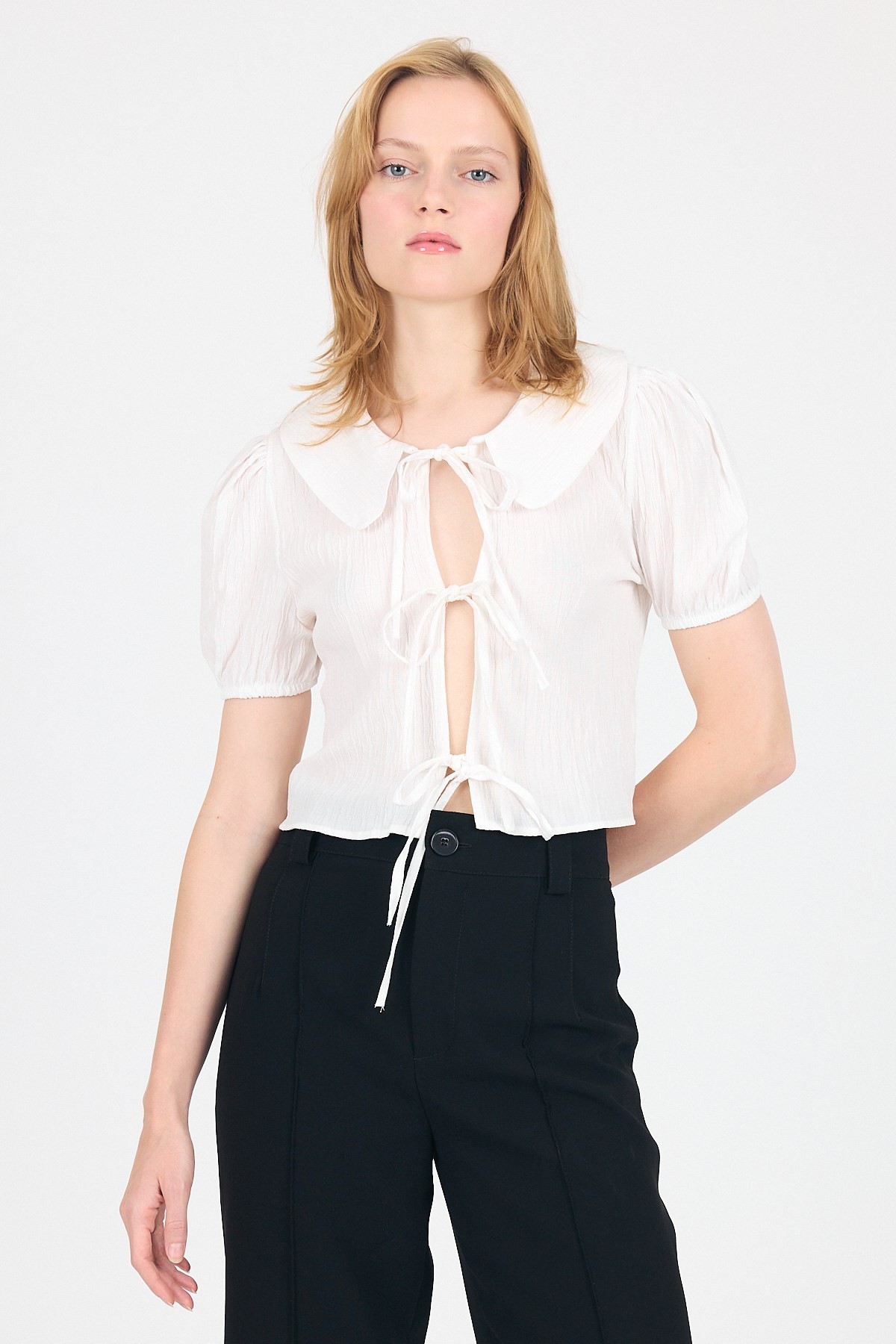 Bluz-Beyaz Bağlama Detaylı Bebe Yaka Crop Bluz 8064-rulem