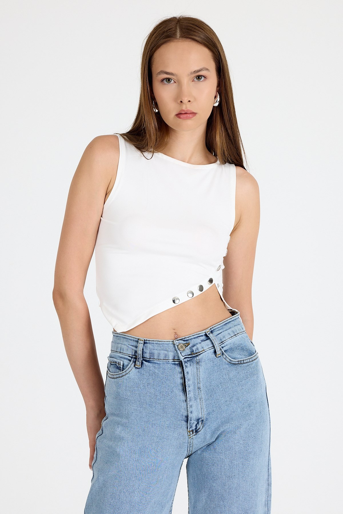 Bluz-Beyaz Çıt Detaylı Asimetrik Kesim Kolsuz Bluz 2494-rulem