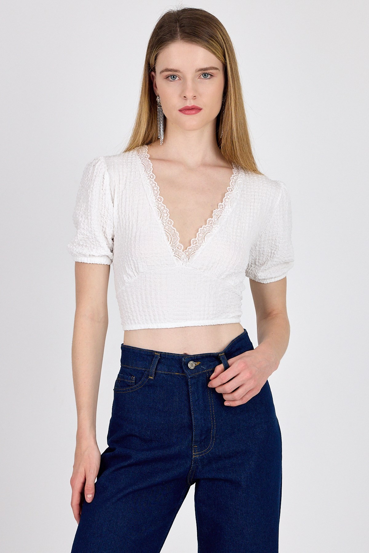 Bluz-Beyaz Dantel Detaylı Bürümcük Kumaş Crop Bluz 2231-rulem
