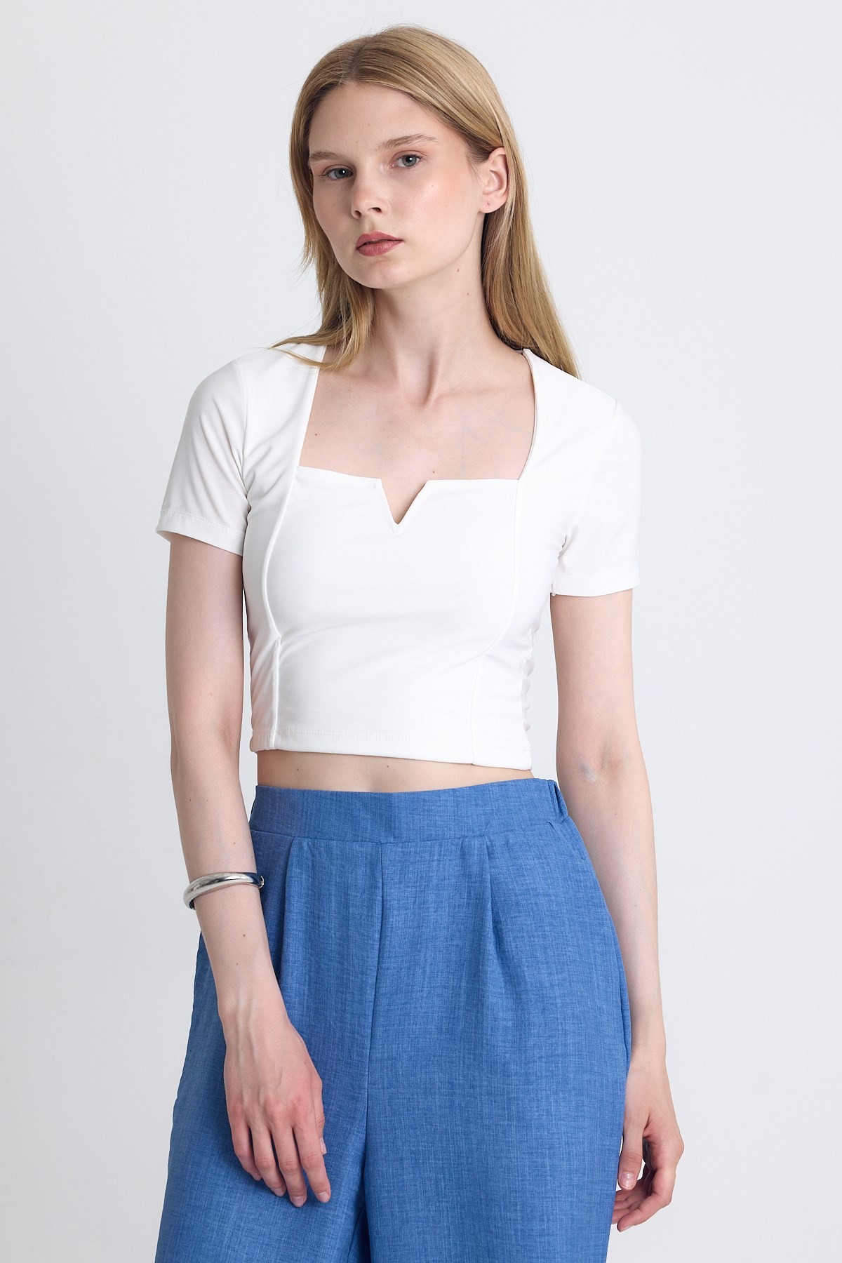 Bluz-Ekru Kare Yaka V Kesim Detaylı Crop Bluz 10432-rulem