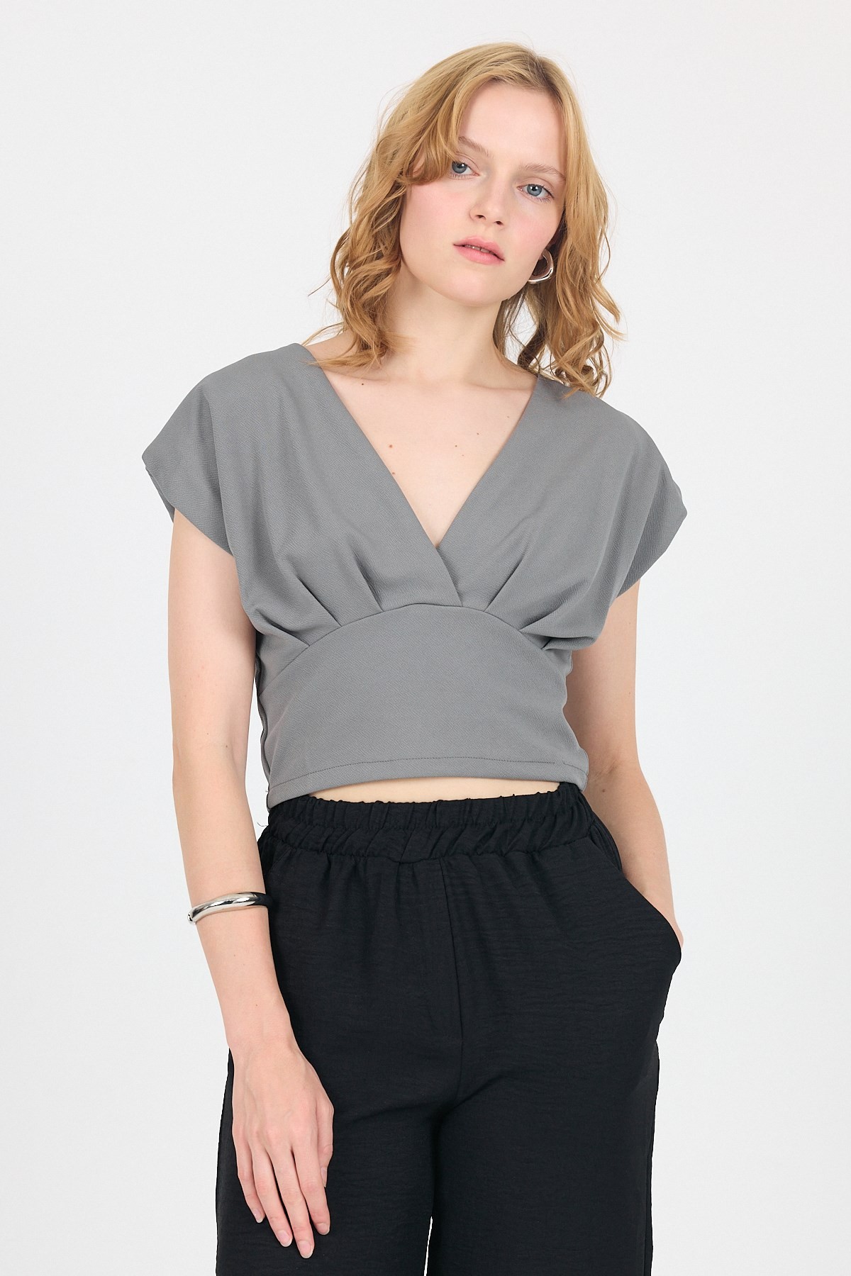Bluz-Gri Vatkalı V Yaka Kruvaze Crop Bluz 4227-rulem