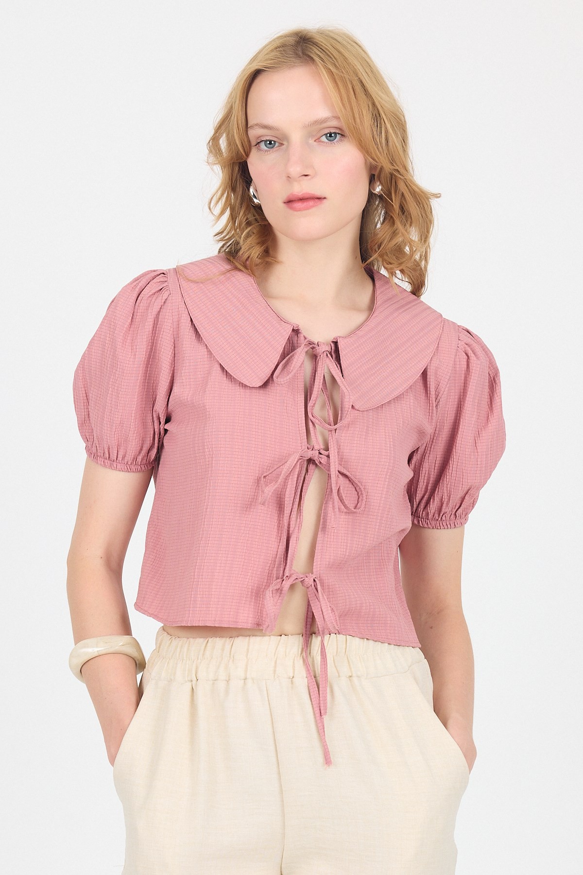 Bluz-Gül Bağlama Detaylı Bebe Yaka Crop Bluz 8064-rulem