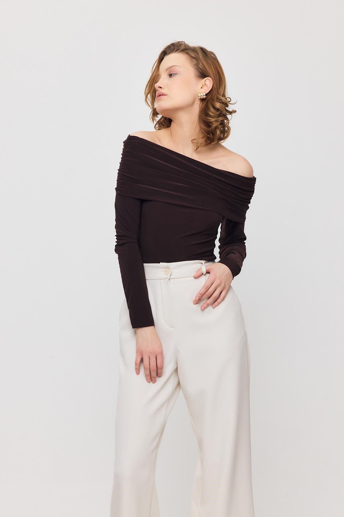 Bluz-Kahve Madonna Yaka Büzgülü Bluz 12222-rulem