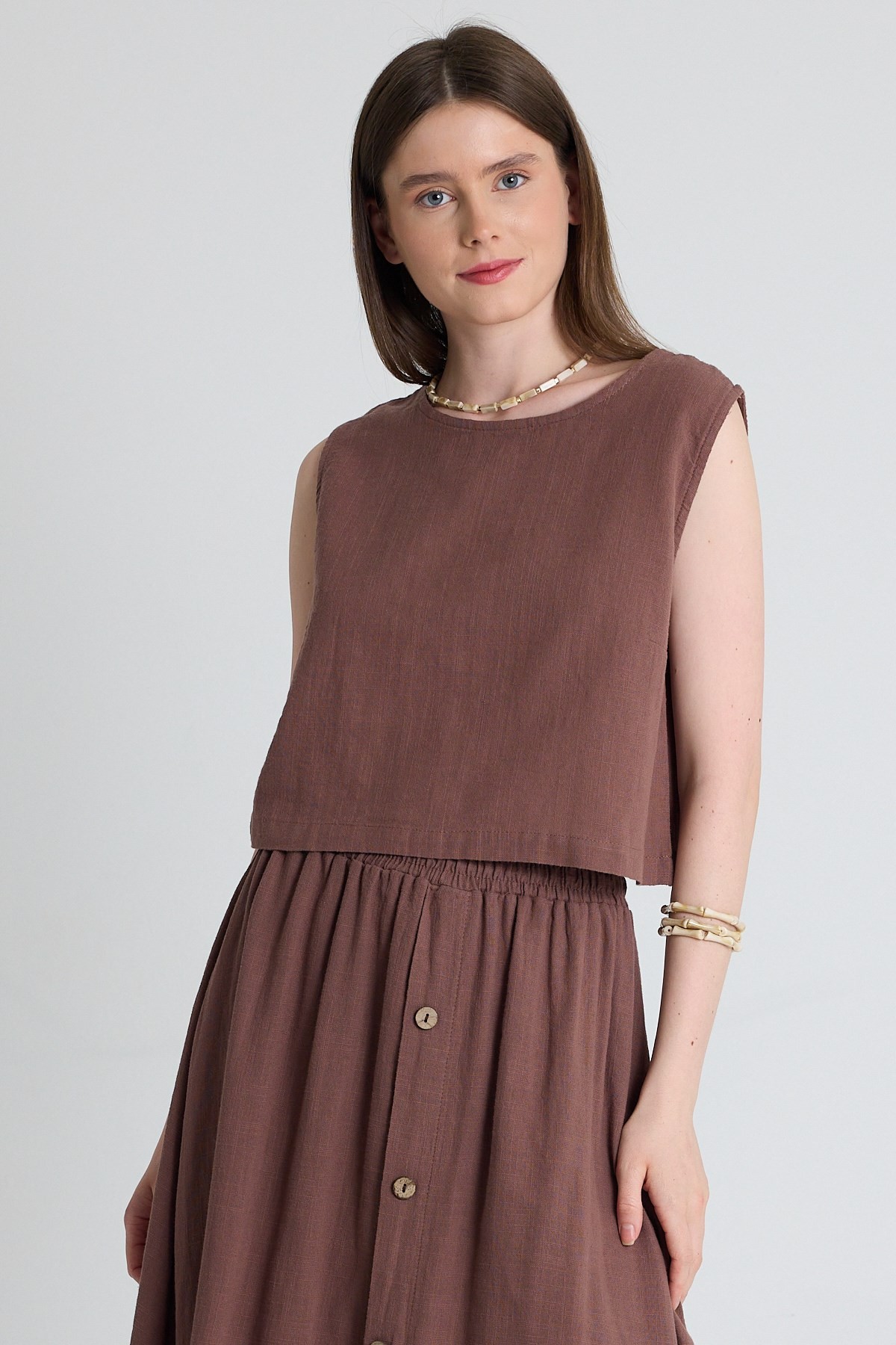 Bluz-Kahverengi Keten Görünümlü %100 Pamuk Kolsuz Crop Bluz 3419-1-rulem