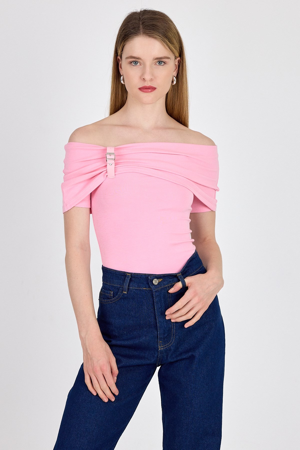 Bluz-Pembe Viskoz/Yumuşak Kumaş Madonna Yaka Toka Detaylı Bluz 1475-rulem