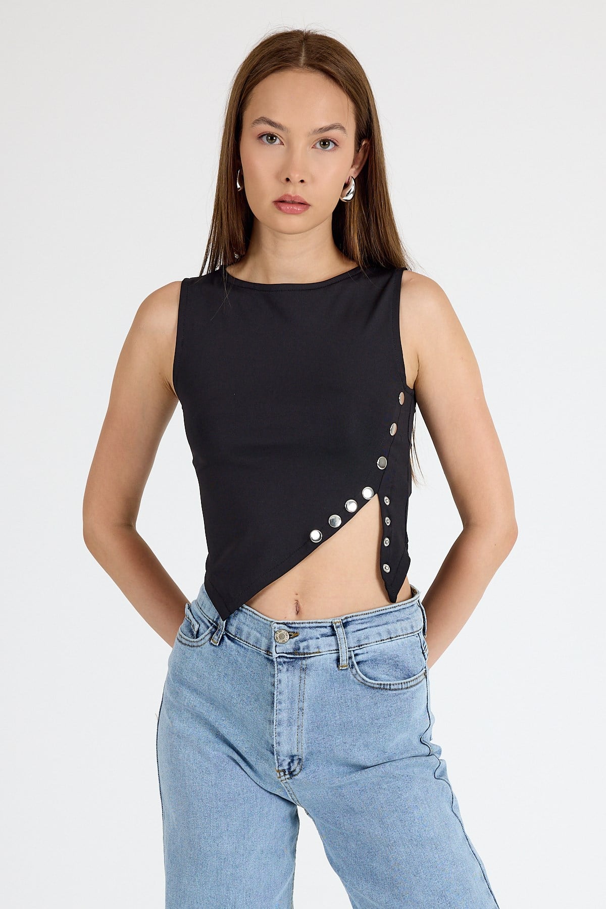 Bluz-Siyah Çıt Detaylı Asimetrik Kesim Kolsuz Bluz 2494-rulem