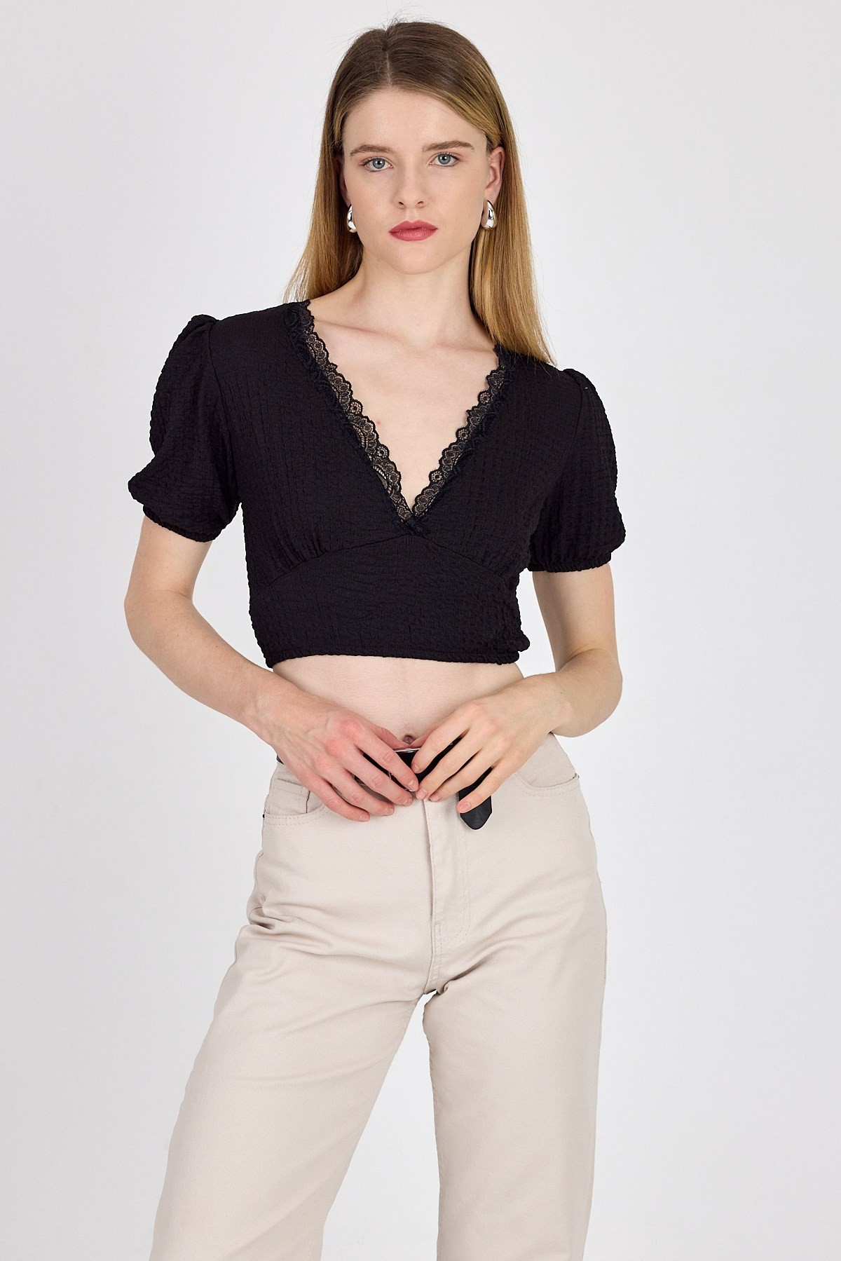 Bluz-Siyah Dantel Detaylı Bürümcük Kumaş Crop Bluz 2231-rulem