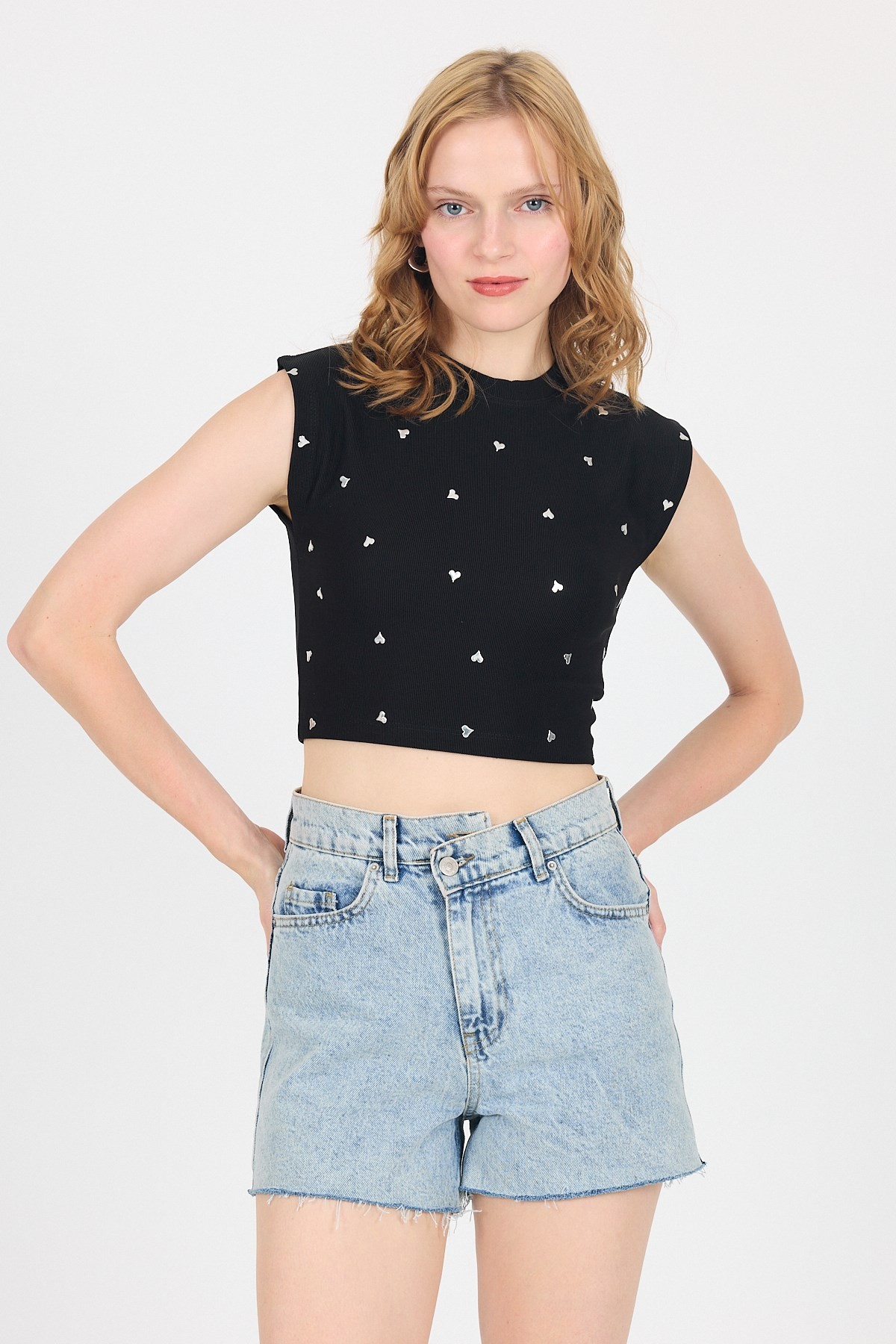 Bluz-Siyah Gümüş Kalp Detaylı Crop Tişört 2499-rulem