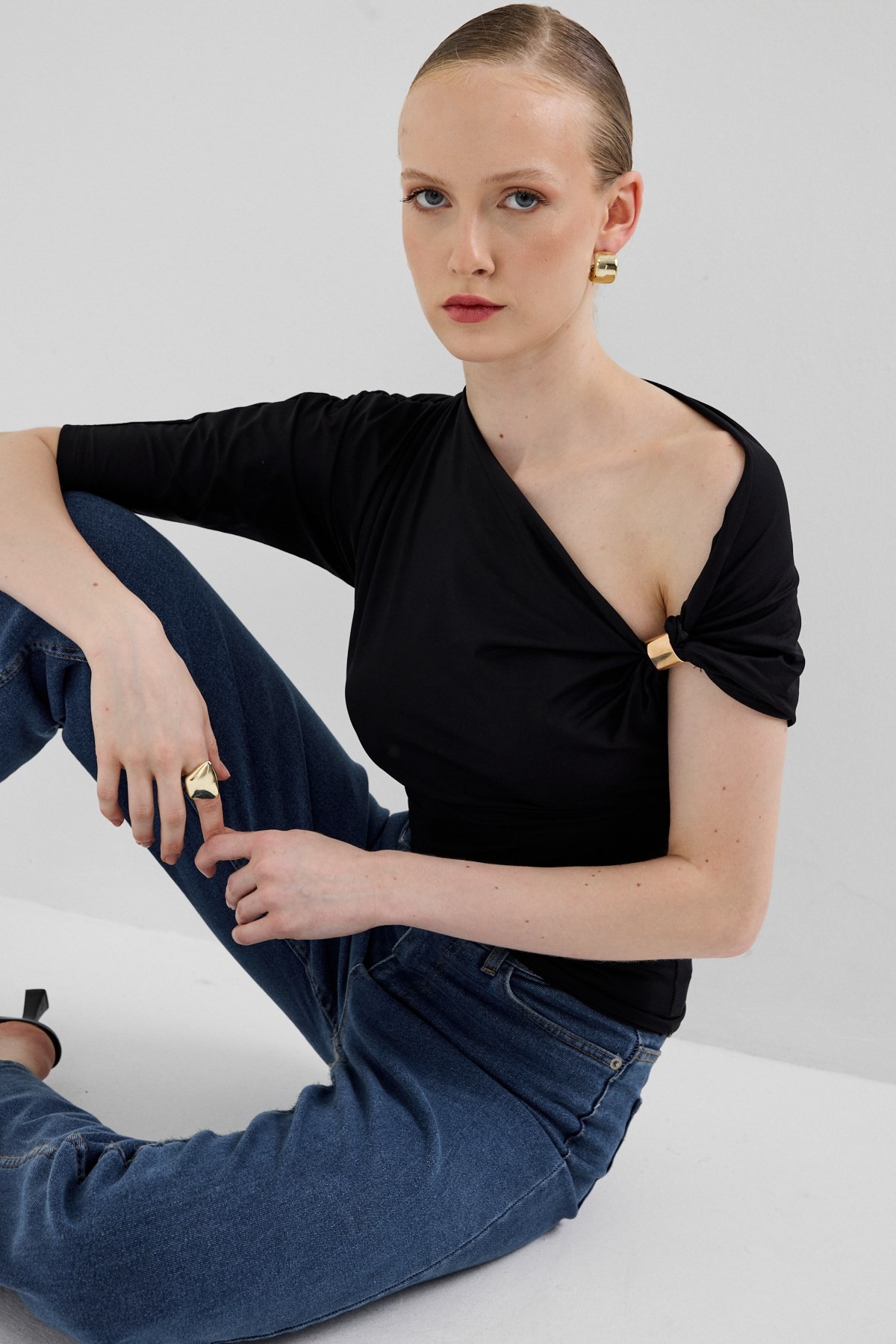 Bluz-Siyah Omuz Aksesuar Detaylı Yarım Kol Bluz 2490-rulem