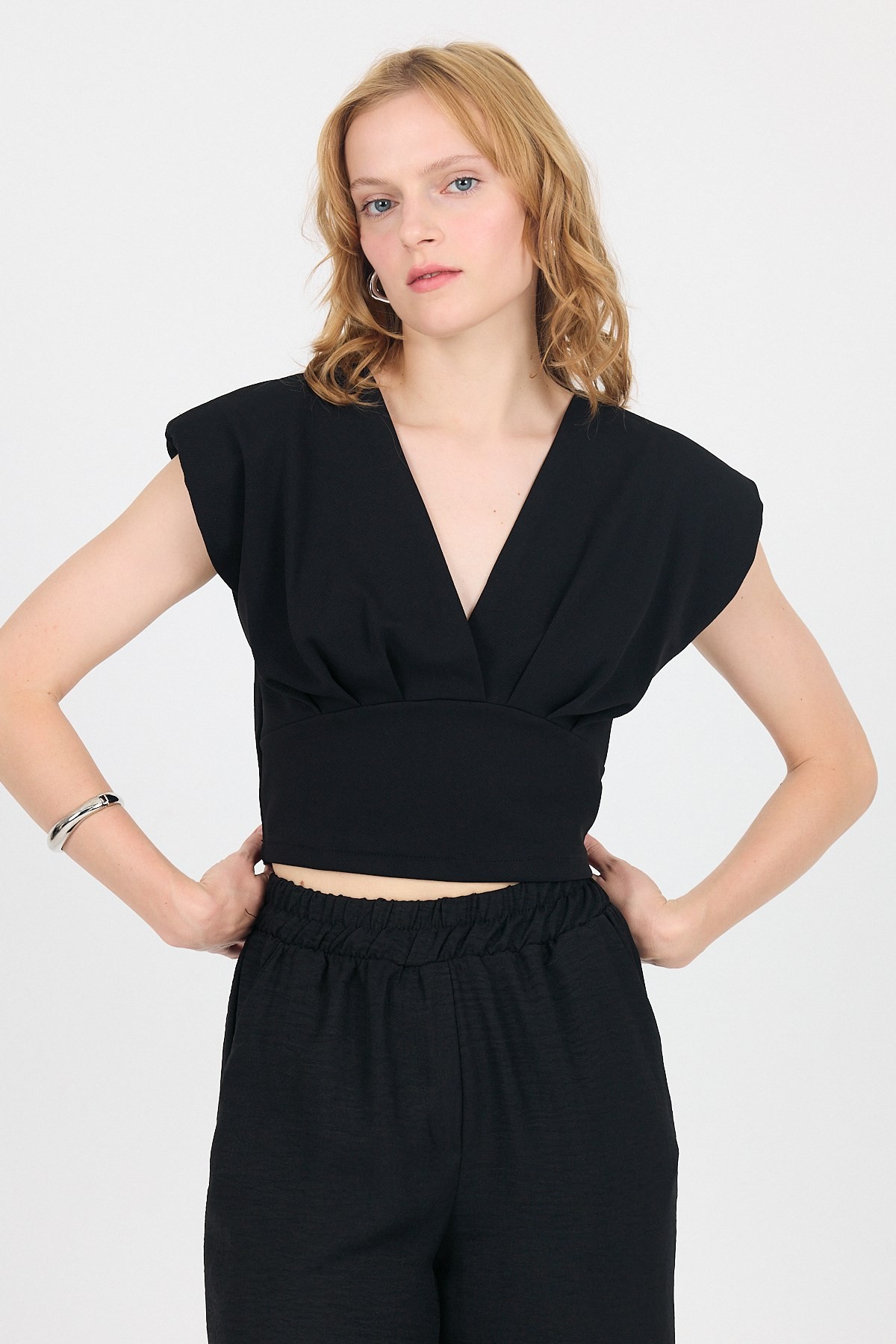 Bluz-Siyah Vatkalı V Yaka Kruvaze Crop Bluz 4227-rulem