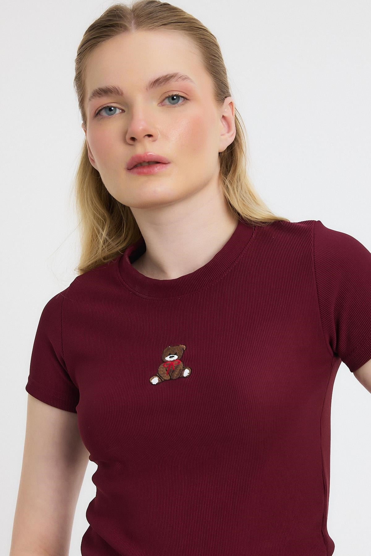 Bordo Ayıcık Nakışlı Kısa Kol Bluz 2199