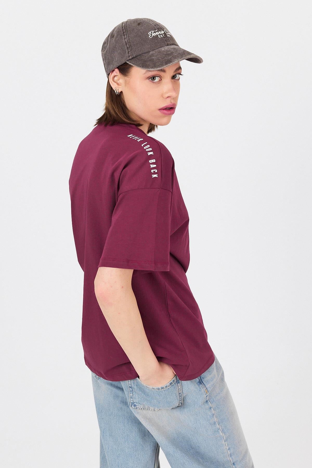 Bordo Omuz Yazı Baskılı %100 Pamuk Oversize Tişört 2150-30M
