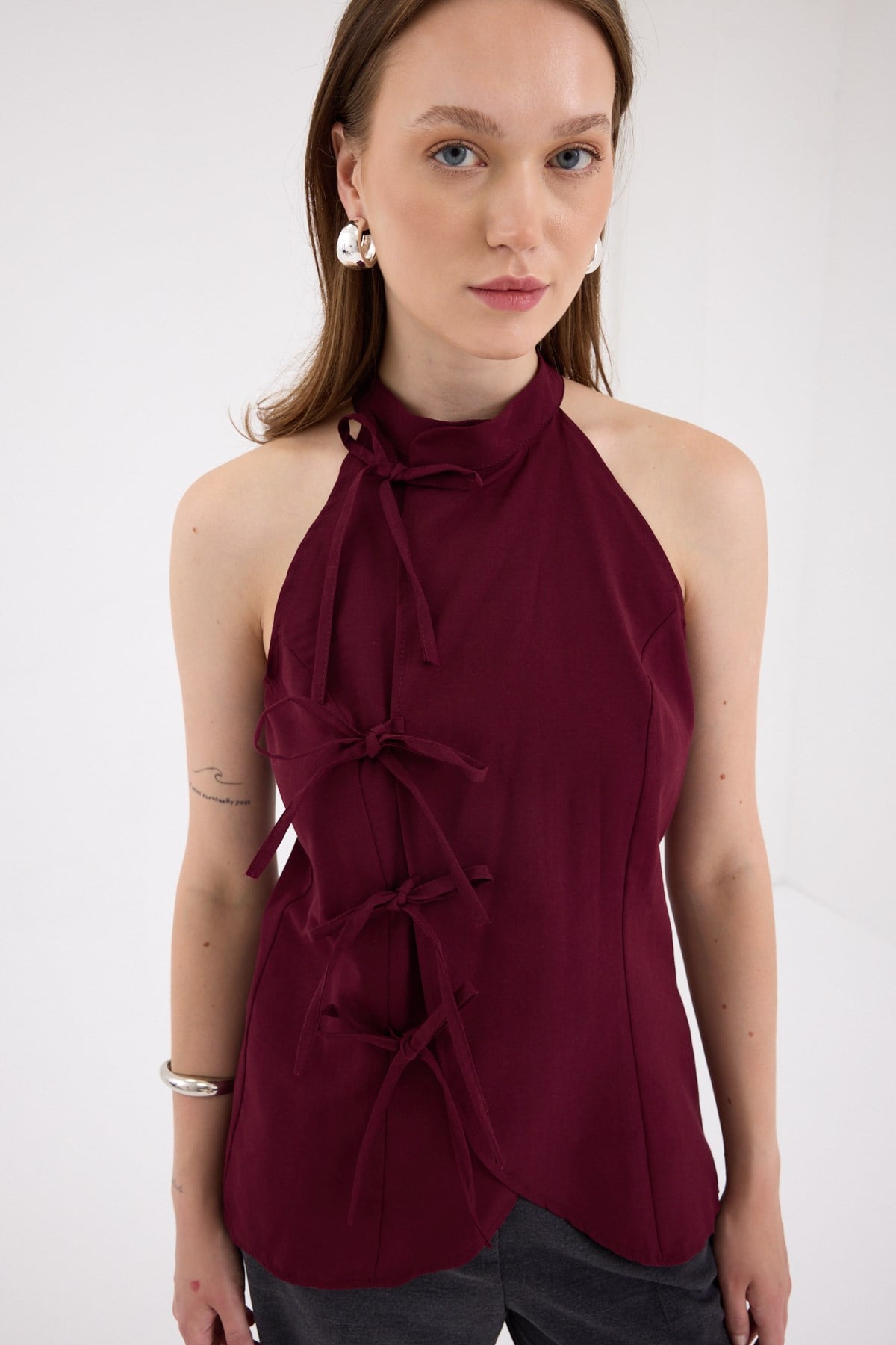 Bordo Ön Bağlama Detaylı Halter Yaka Bluz 8094A
