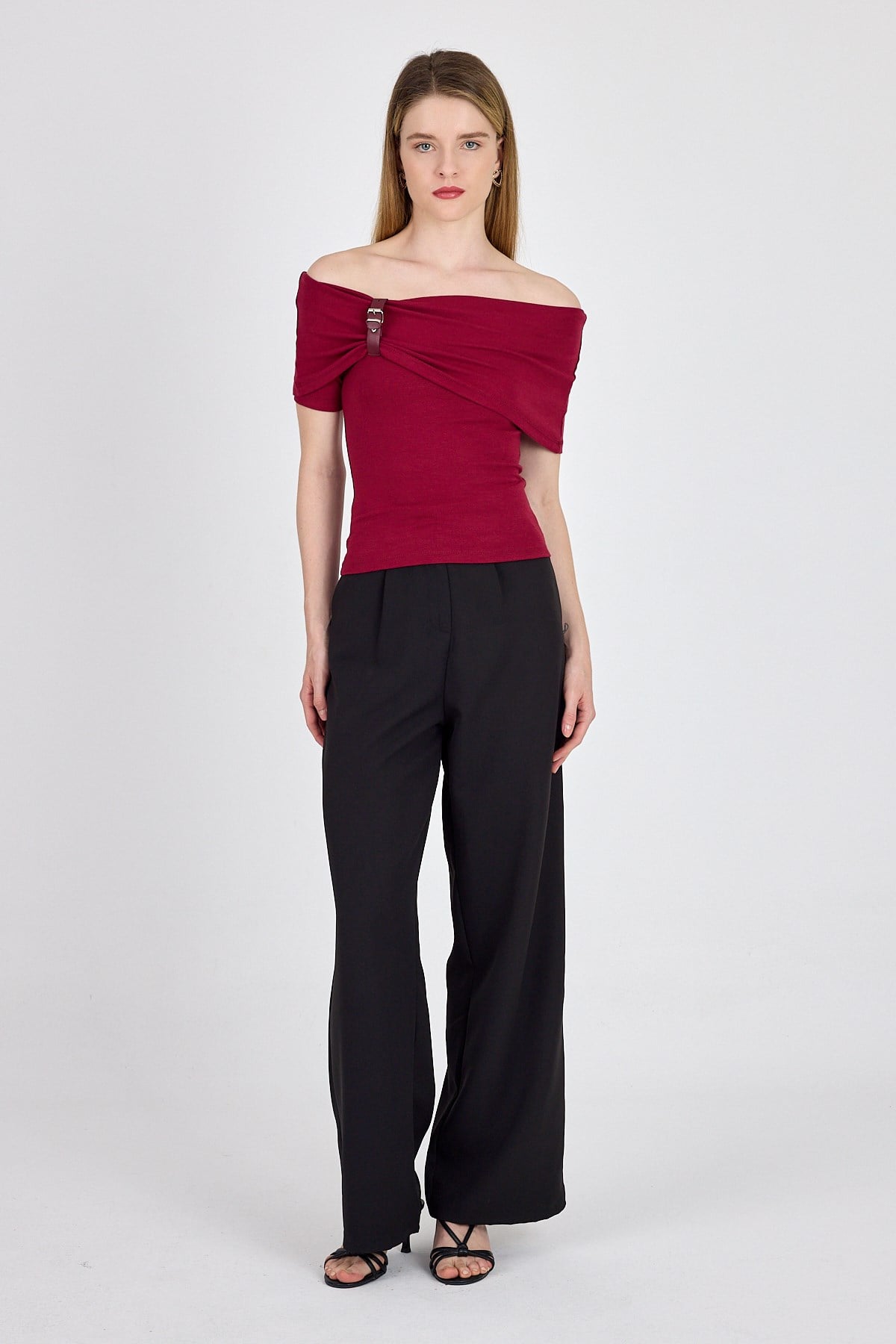 Bordo Viskoz/Yumuşak Kumaş Madonna Yaka Toka Detaylı Bluz 1475