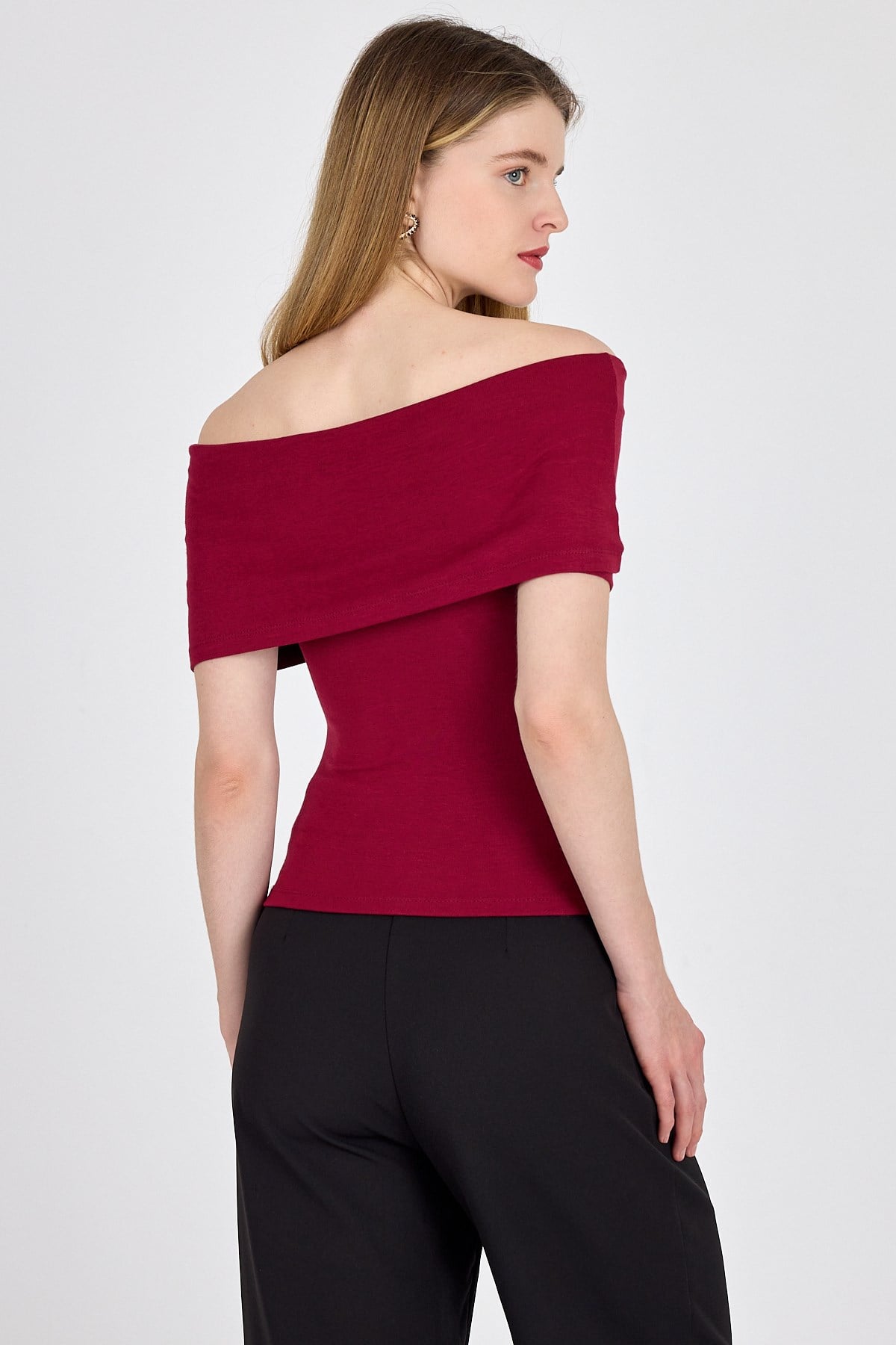 Bordo Viskoz/Yumuşak Kumaş Madonna Yaka Toka Detaylı Bluz 1475