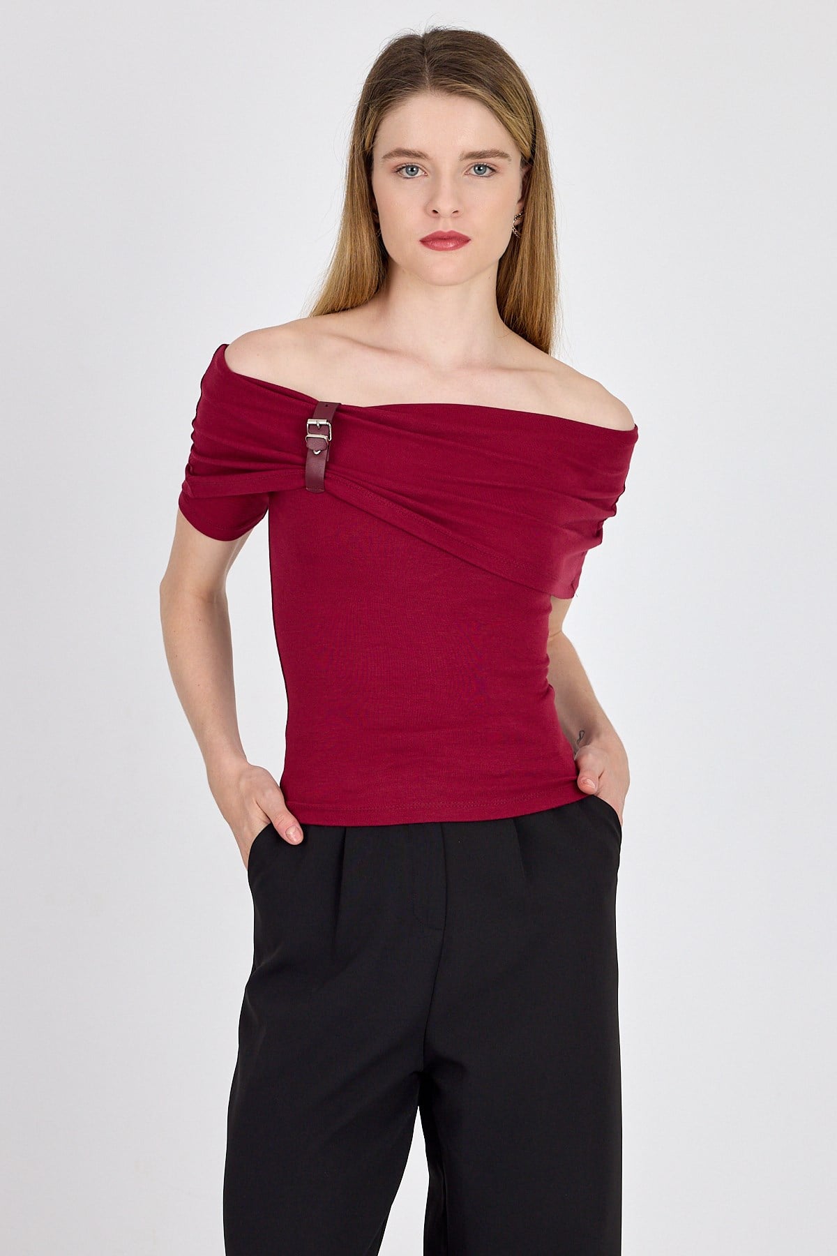 Bordo Viskoz/Yumuşak Kumaş Madonna Yaka Toka Detaylı Bluz 1475