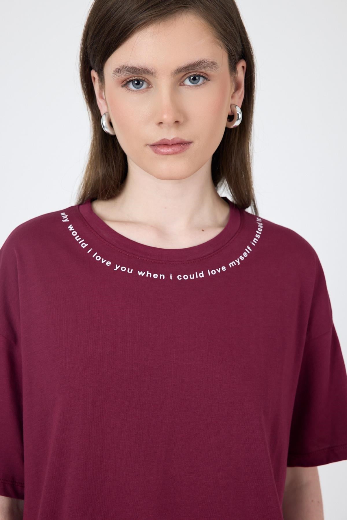 Bordo Yaka Yazı Baskılı Oversize Pamuklu  Tişört 2150-34M