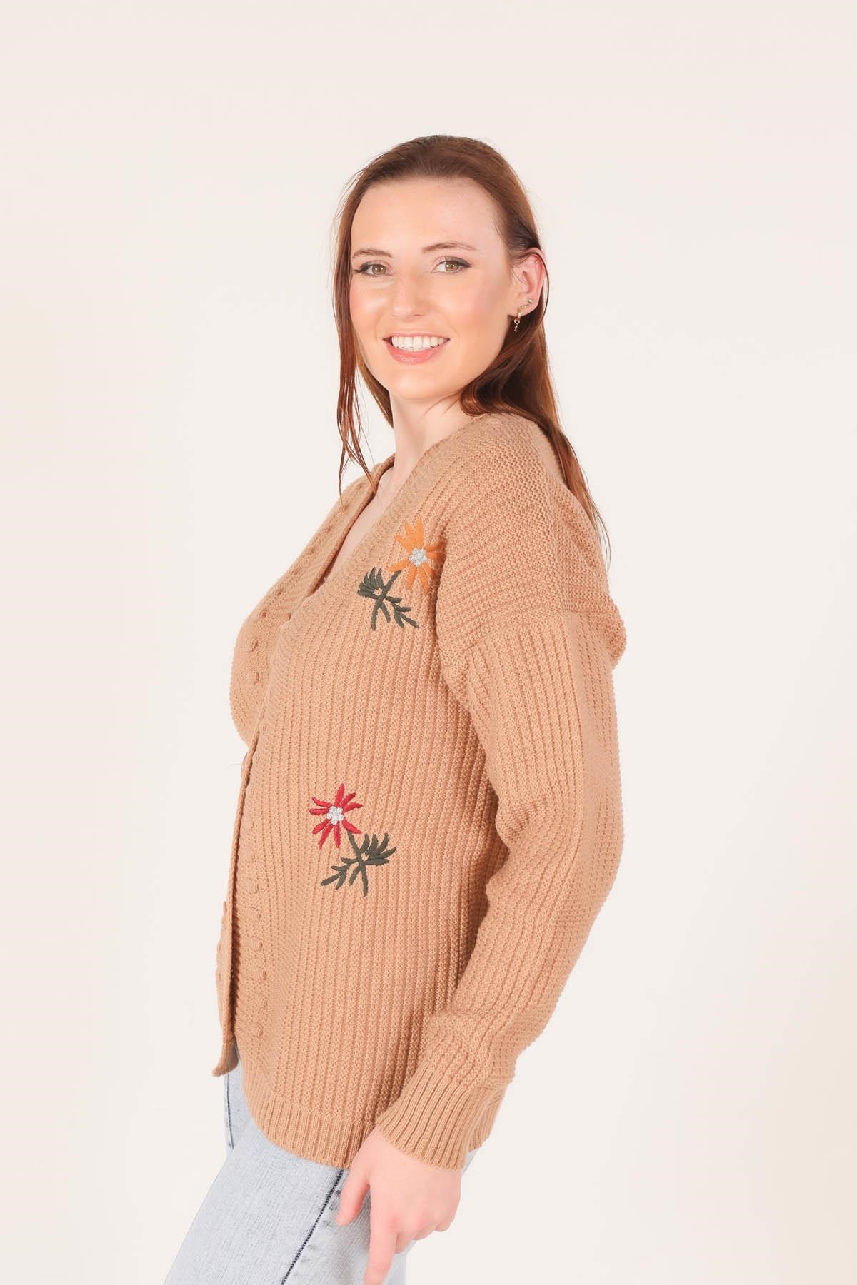 Camel Nakışlı Düğmeli Hırka 381