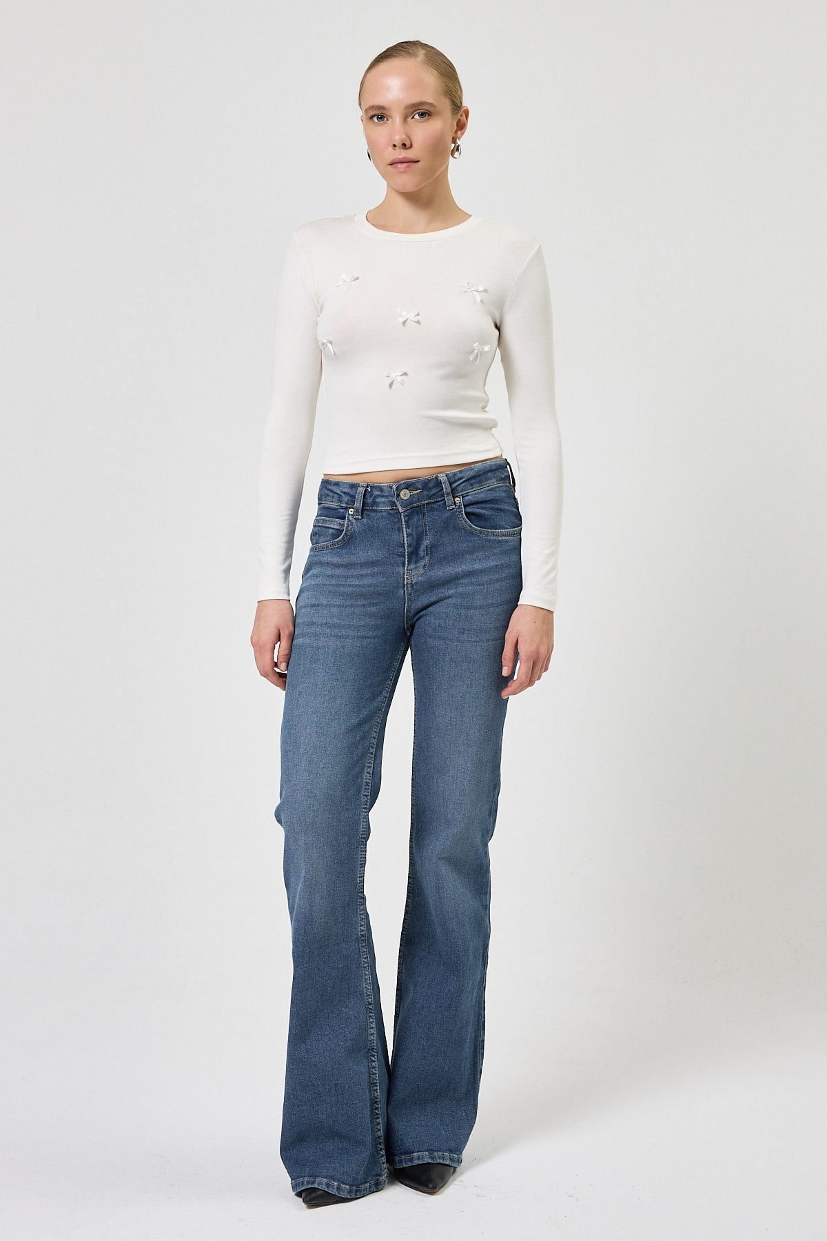 Ekru Bisiklet Yaka Kurdele Aplike Detaylı Kadın Crop Body 8264A