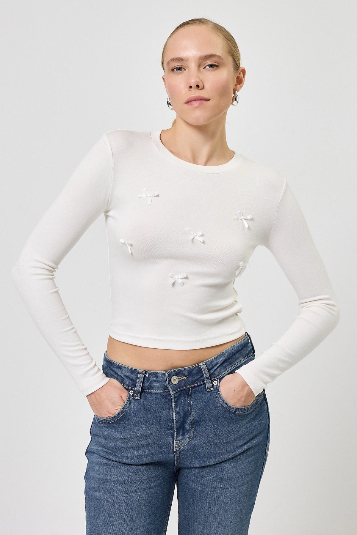 Ekru Bisiklet Yaka Kurdele Aplike Detaylı Kadın Crop Body 8264A