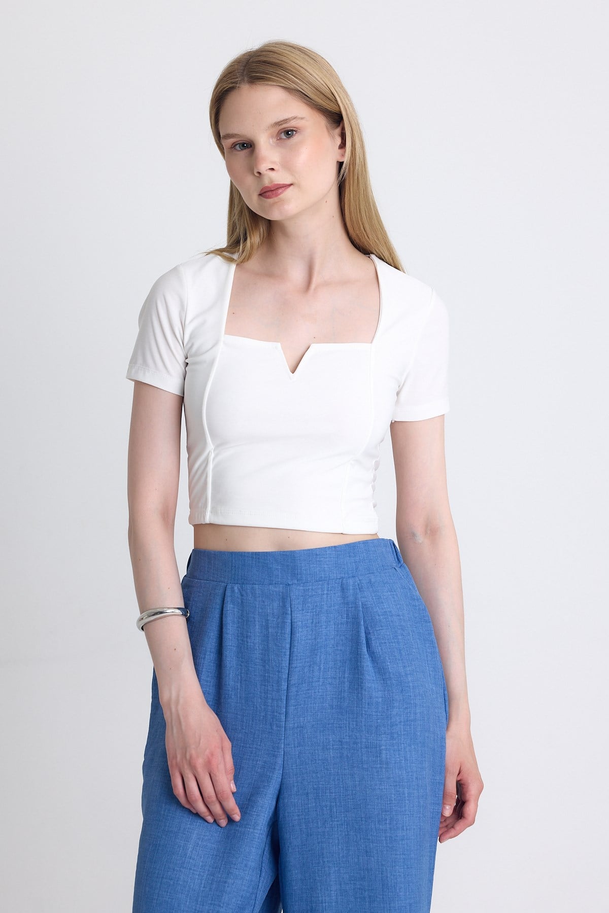 Ekru Kare Yaka V Kesim Detaylı Crop Bluz 10432